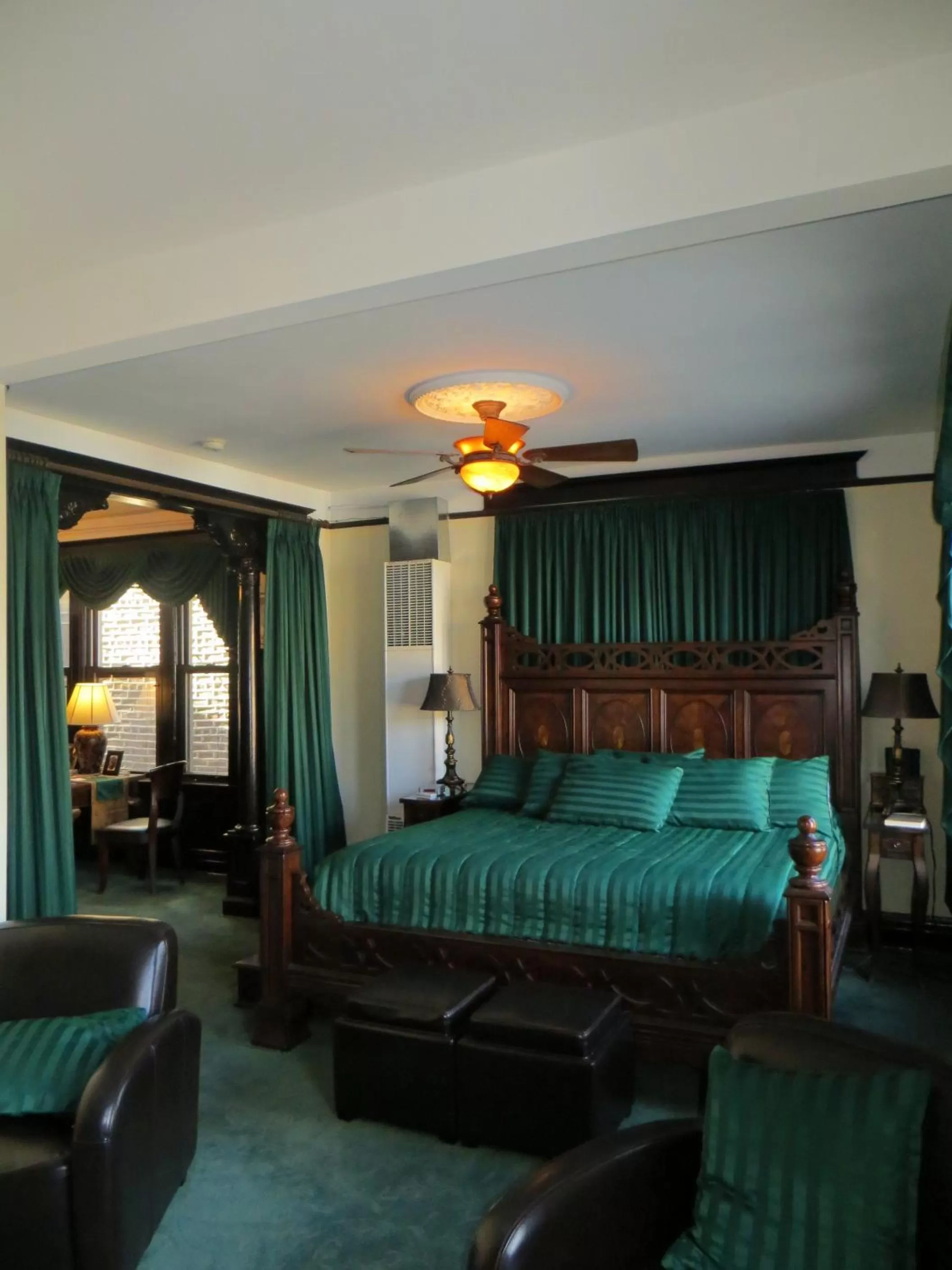 Bedroom in The Polo Inn Bridgeport U.S.A.