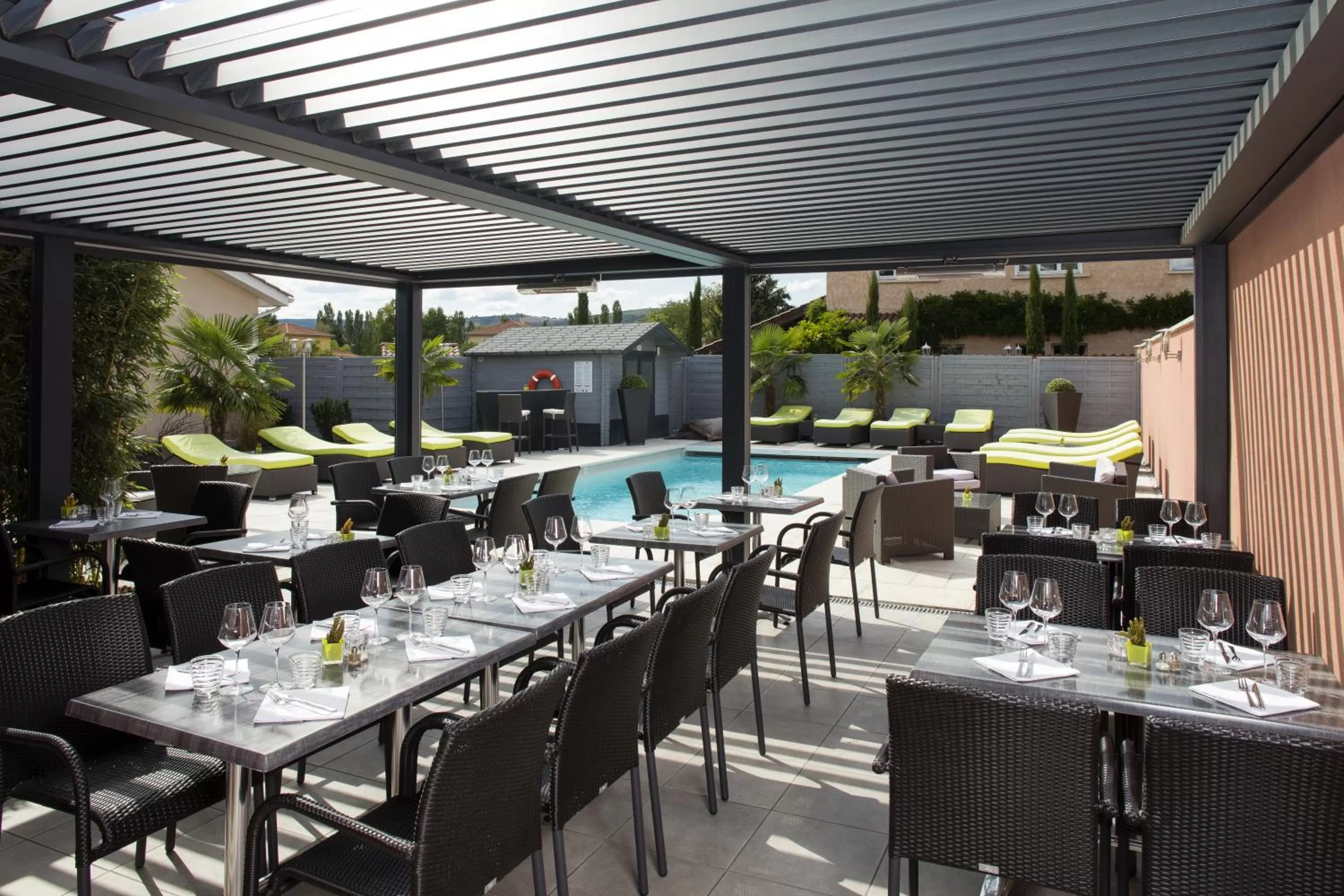 Patio in Contact Hôtels Les Pierres Dorées