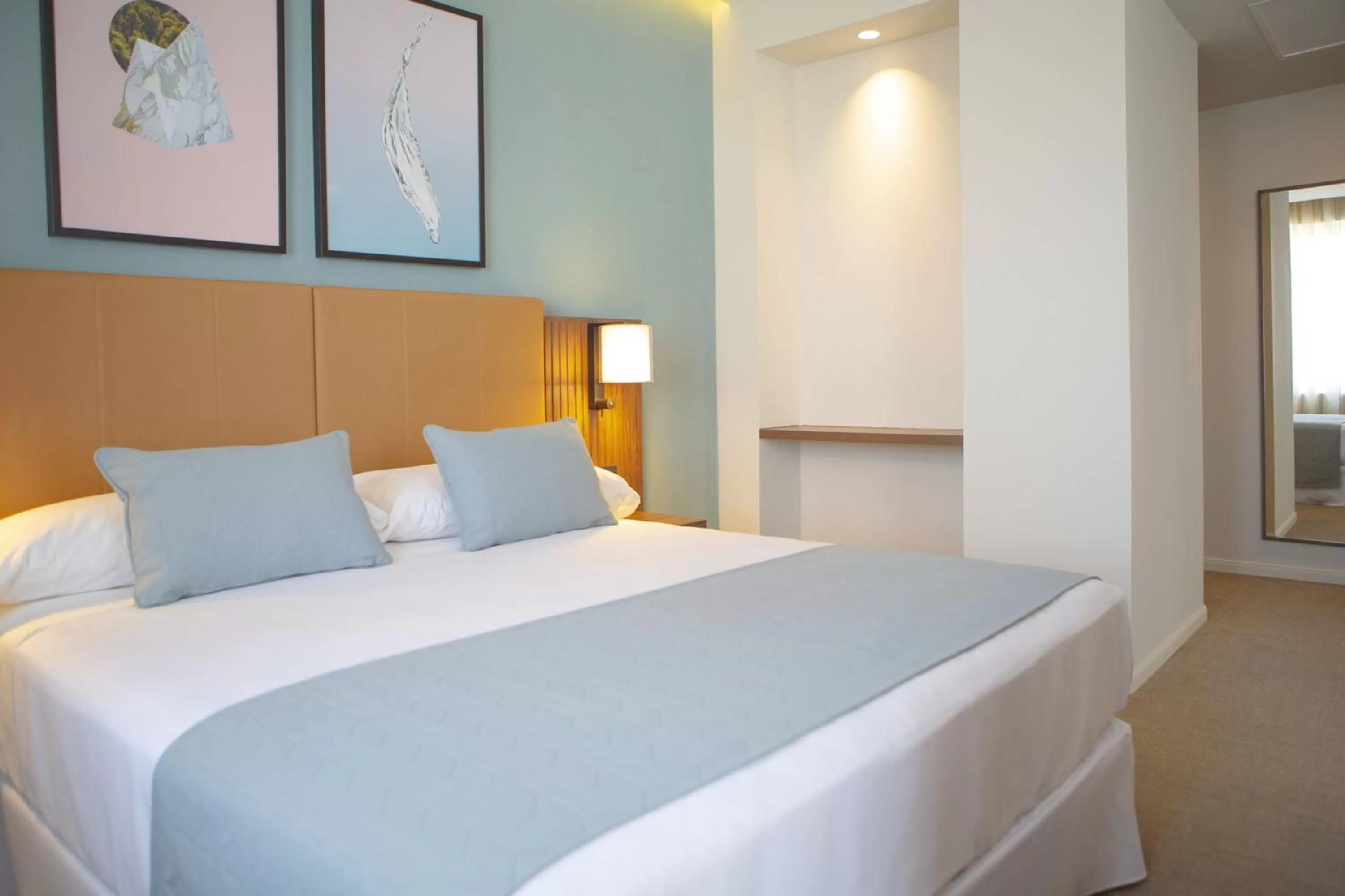 Photo of the whole room, Bed in Riu Plaza España