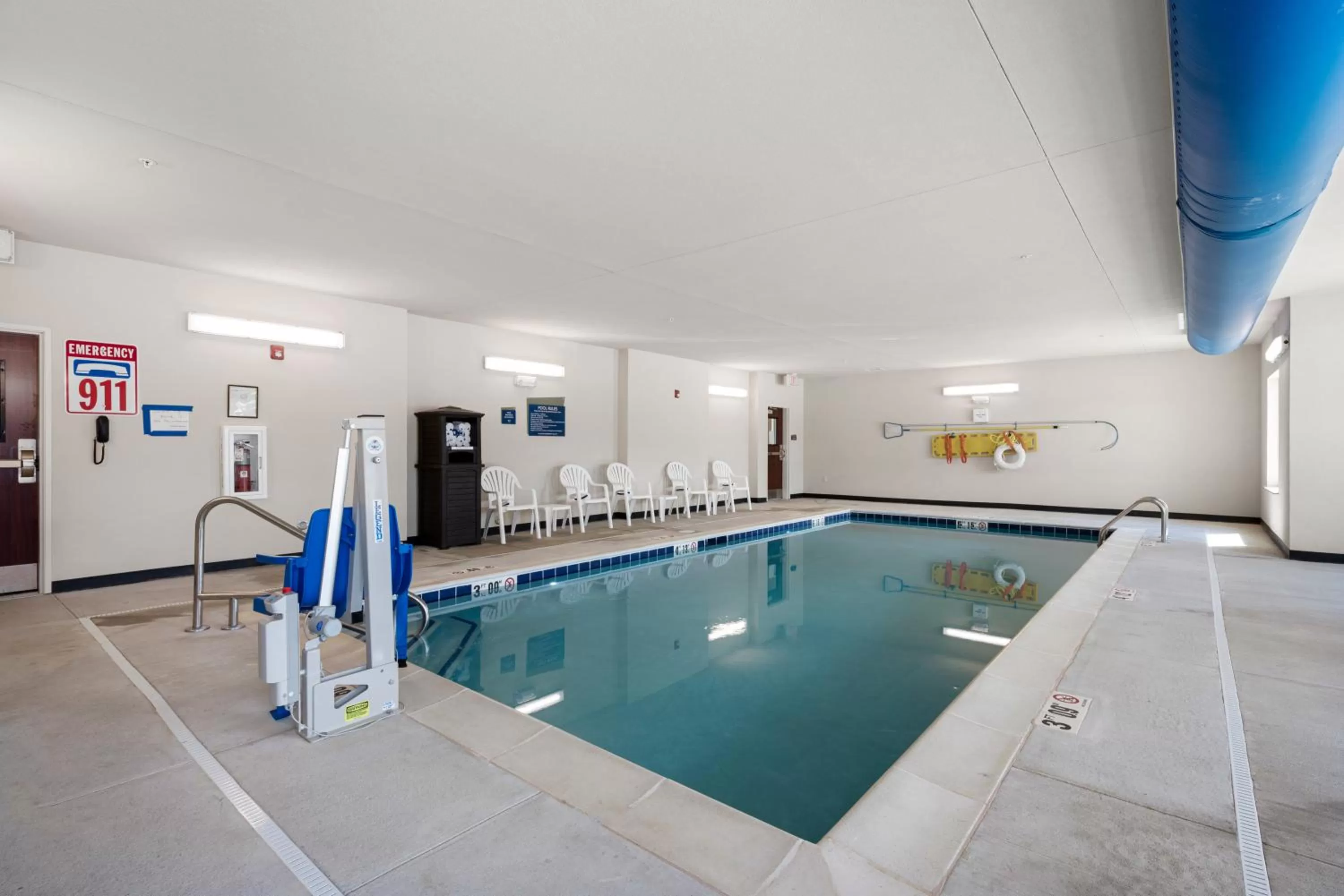 Swimming pool in Cobblestone Hotel & Suites - Urbana
