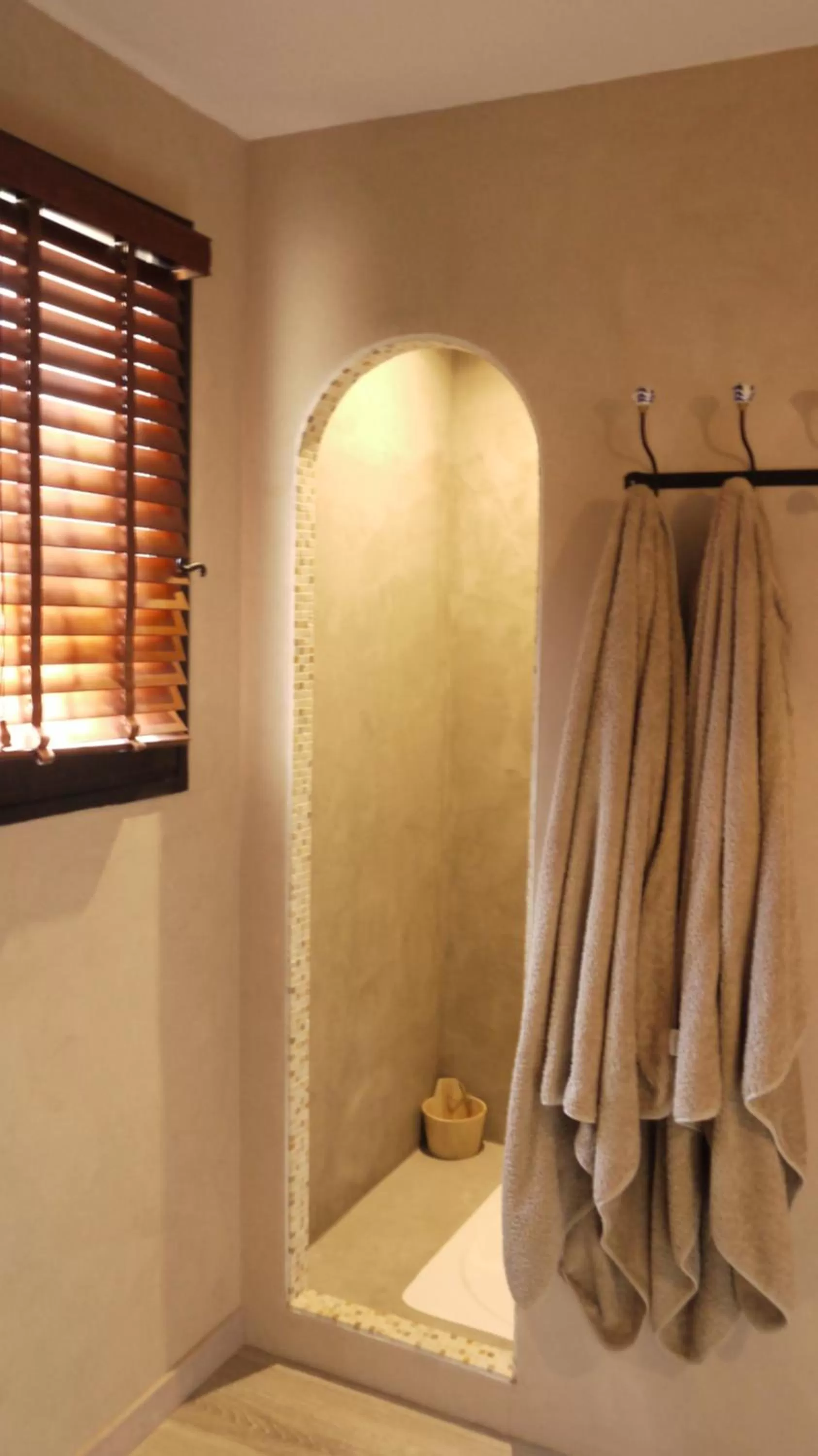 Photo of the whole room in Longo Maï