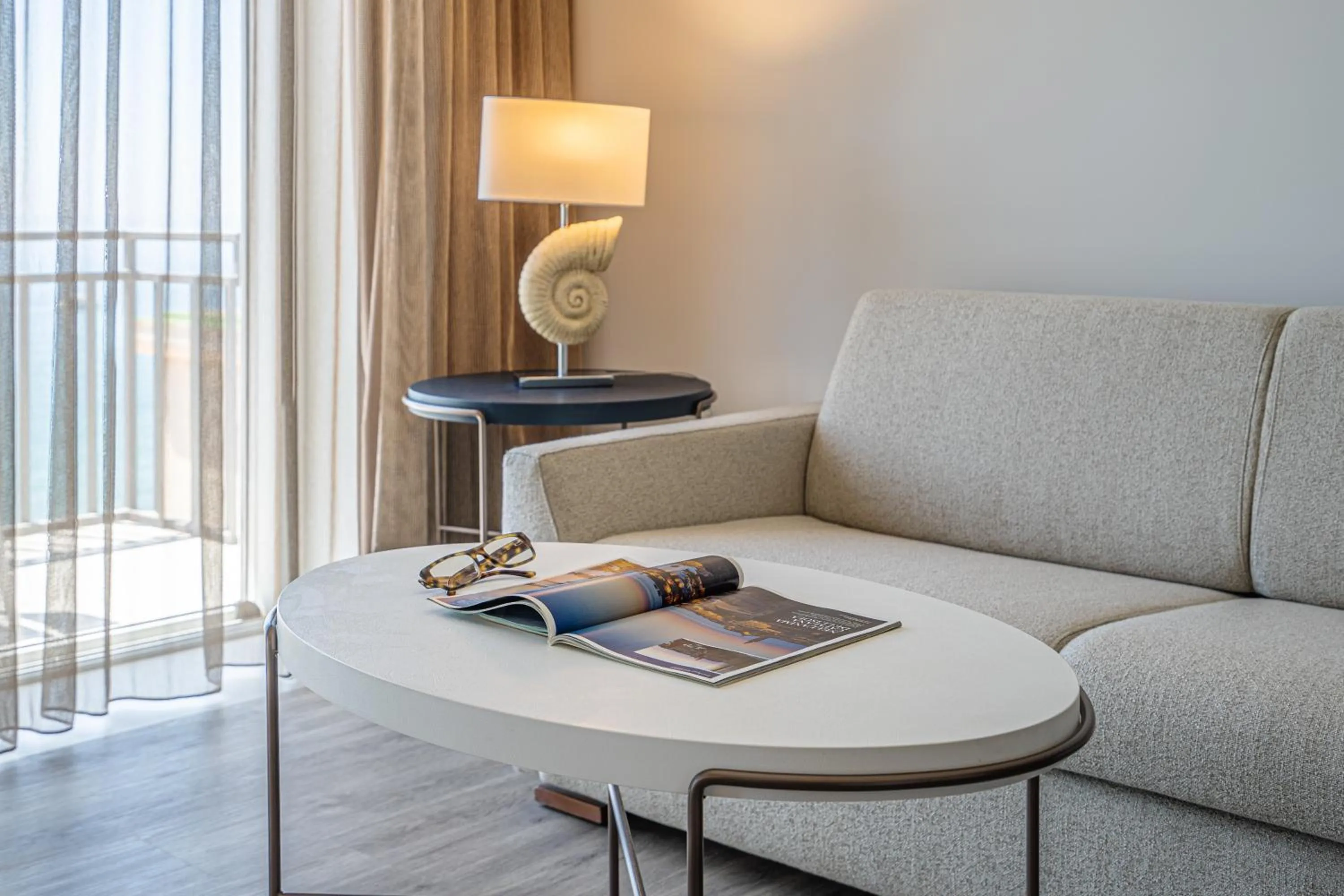 Living room in Summit Hotel