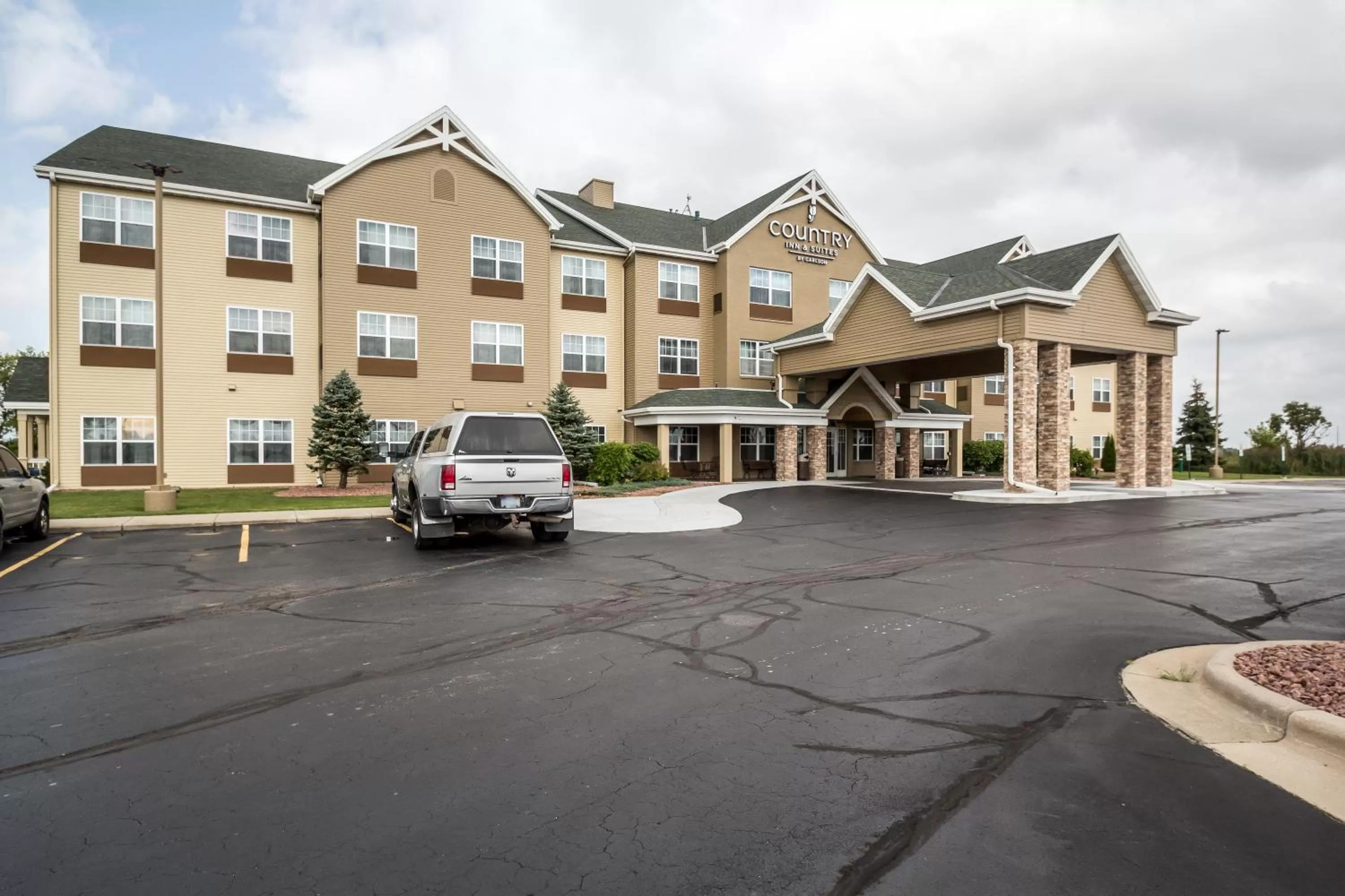 Facade/entrance in Country Inn & Suites by Radisson, Fond du Lac, WI