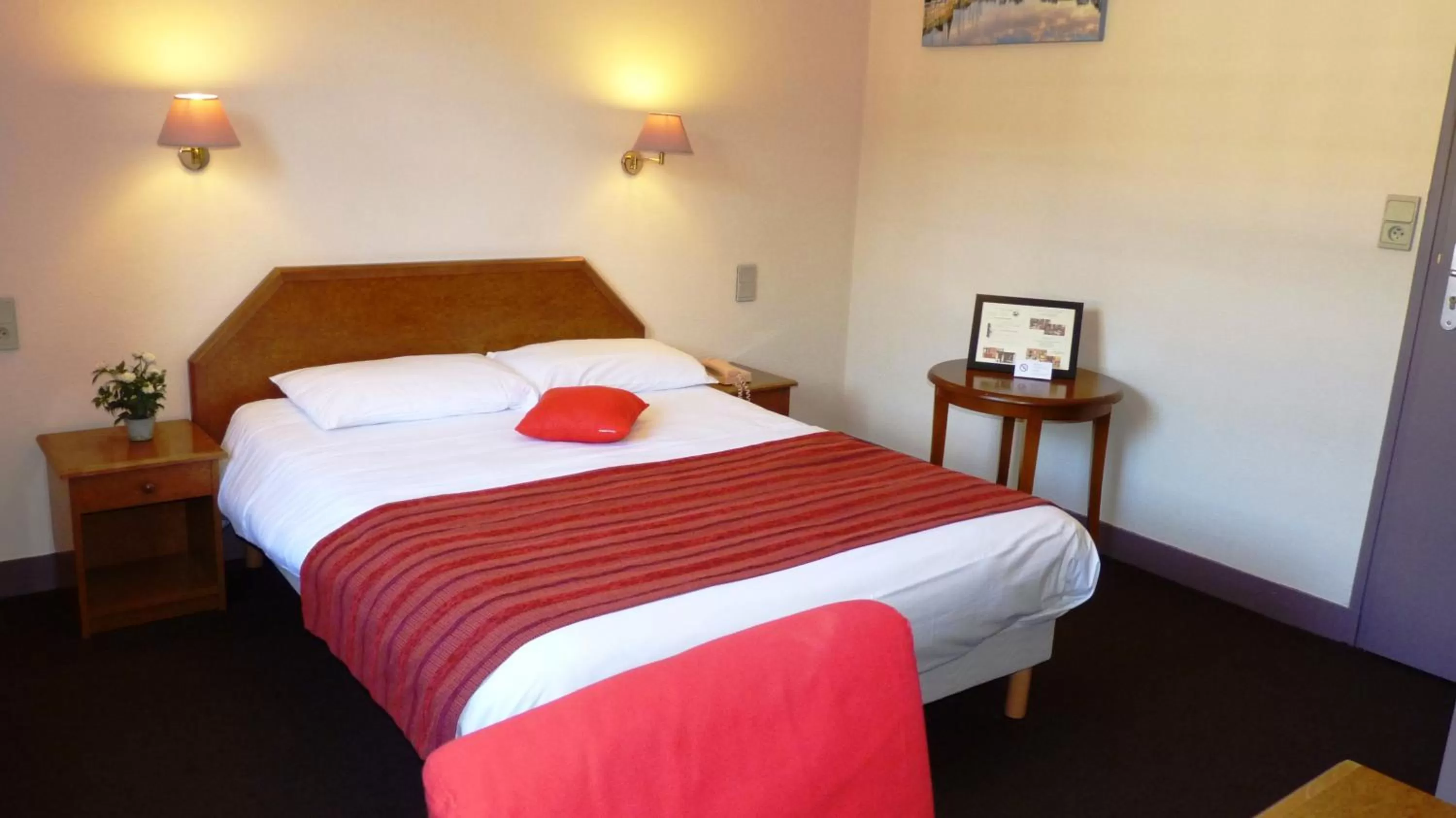 Bedroom in Hôtel-Restaurant La P'tite Auberge