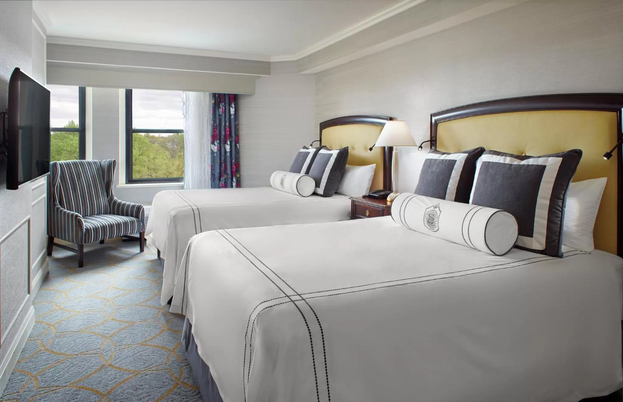 Photo of the whole room, Bed in Omni Shoreham Hotel