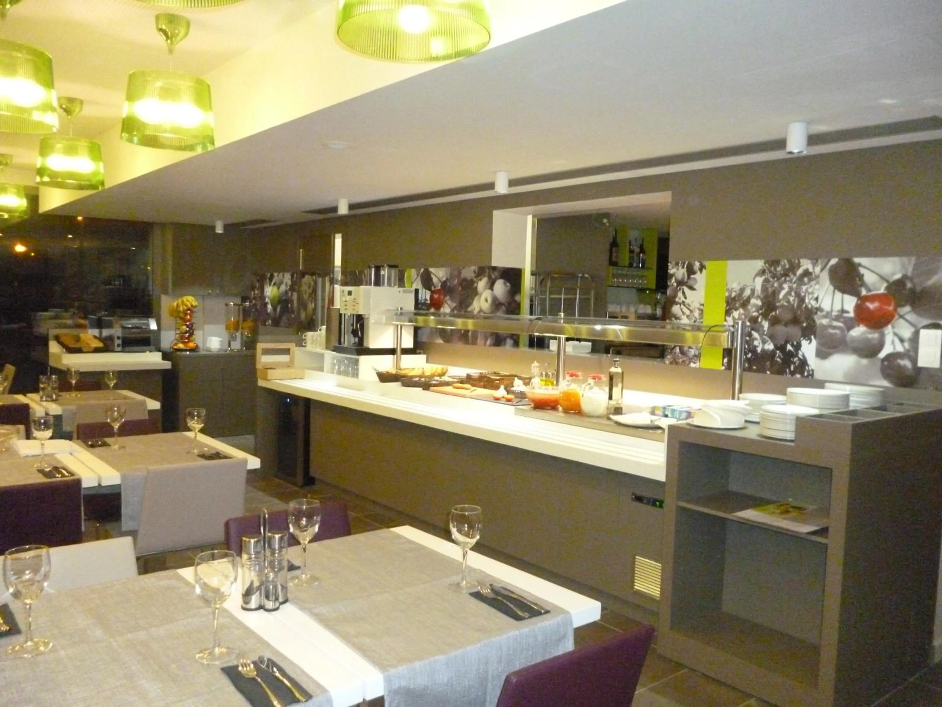 Restaurant/places to eat in Hotel Ibis Styles Lleida Torrefarrera