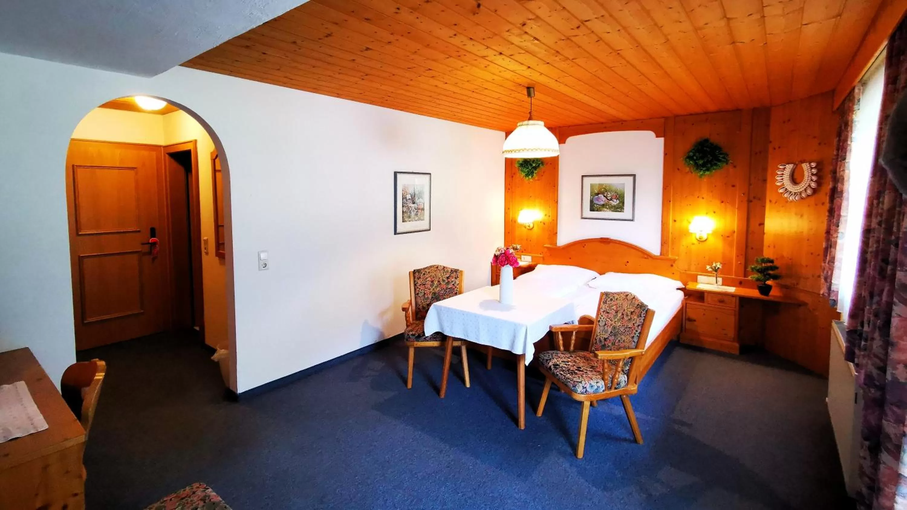 Photo of the whole room, Dining Area in Gasthof Geronimo