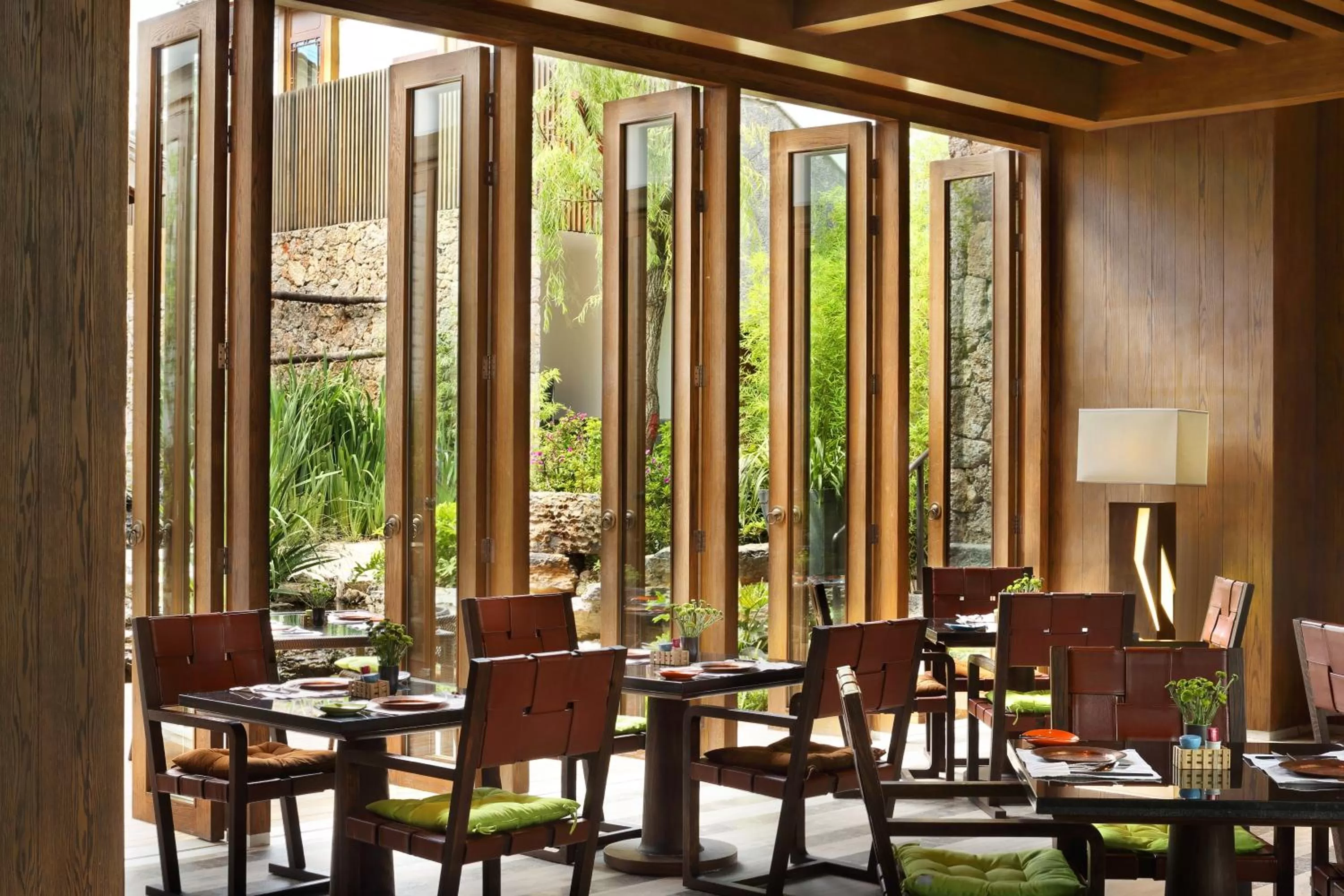 Restaurant/places to eat in Hotel Indigo Lijiang Ancient Town by IHG