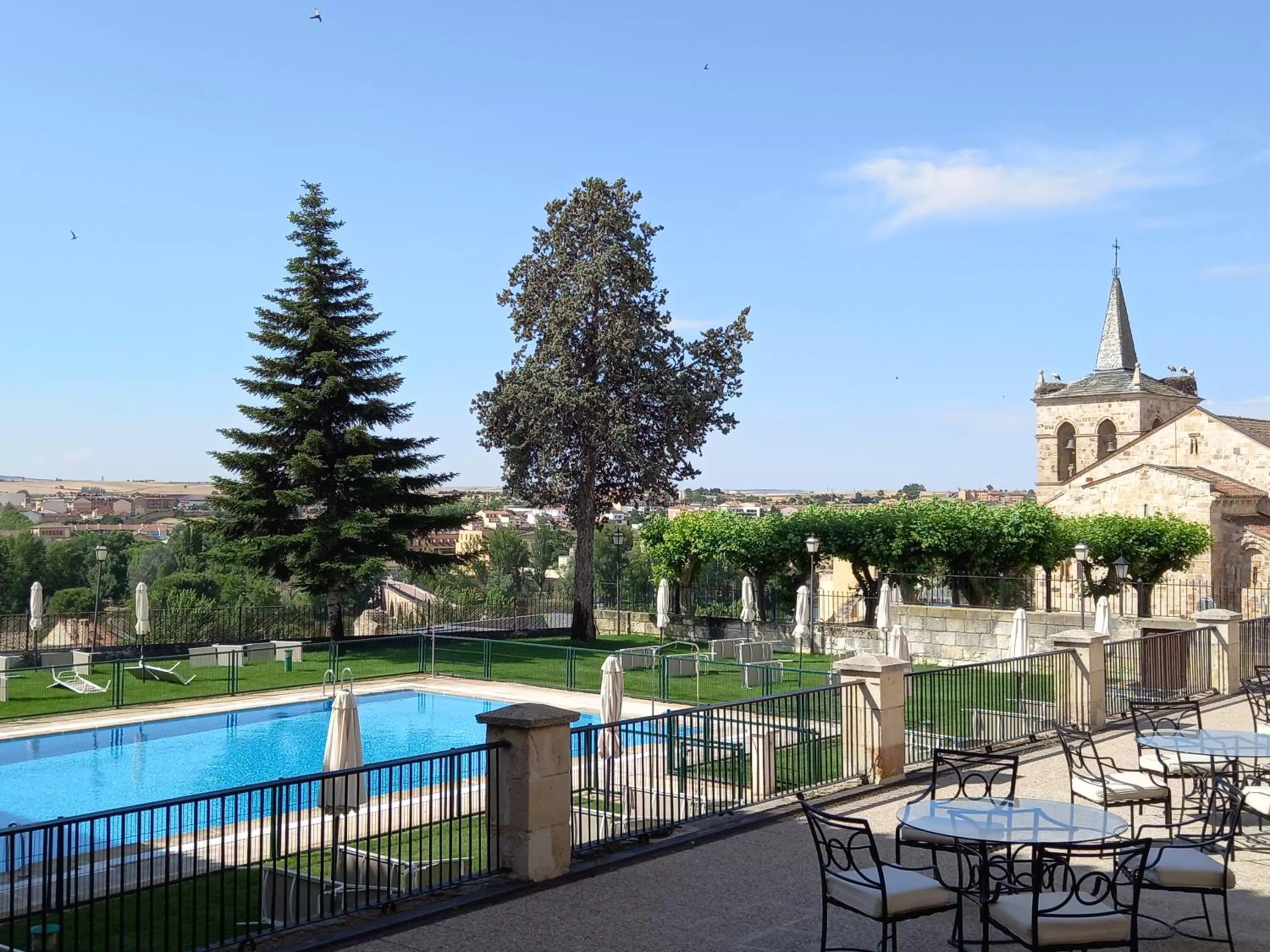 Pool view in Parador de Zamora