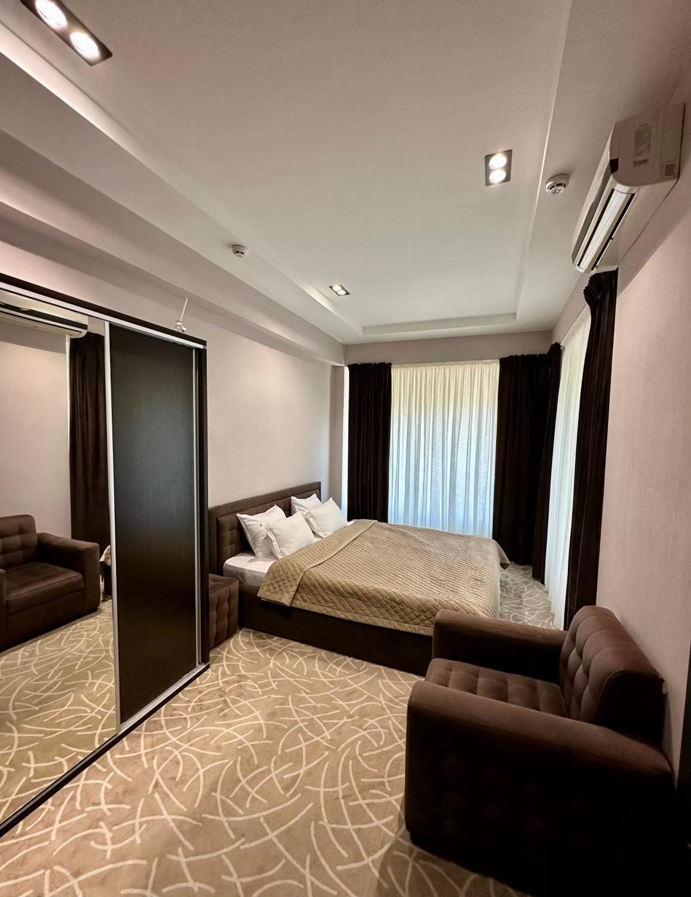 Photo of the whole room in Astor Hotel