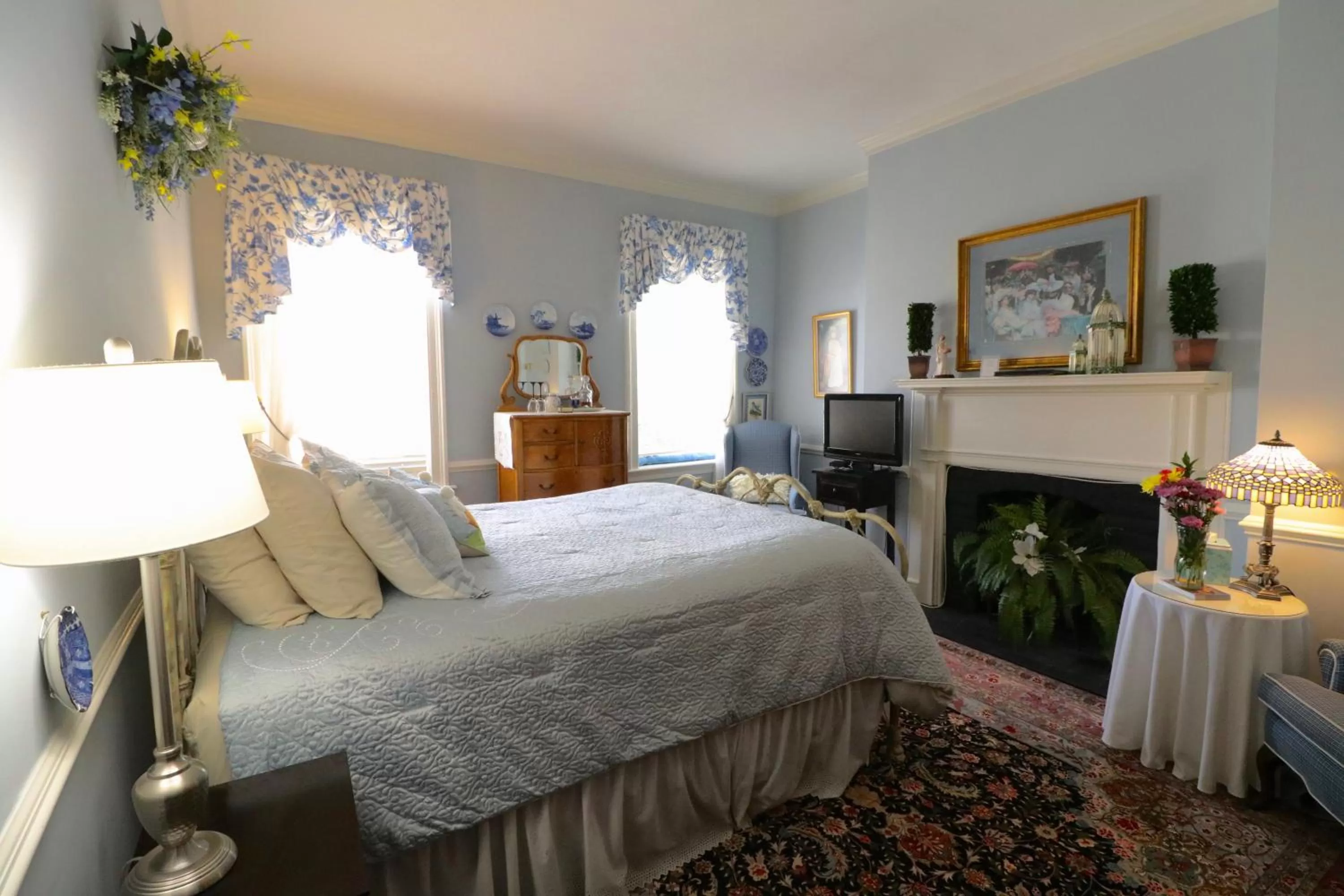 TV and multimedia, Bed in The Richard Johnston Inn & 1890 Caroline House