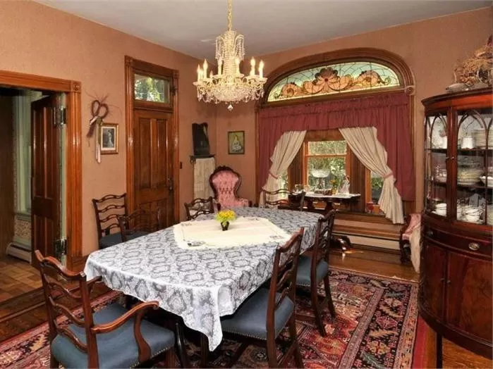 Dining area in Victorian Loft Bed and Breakfast