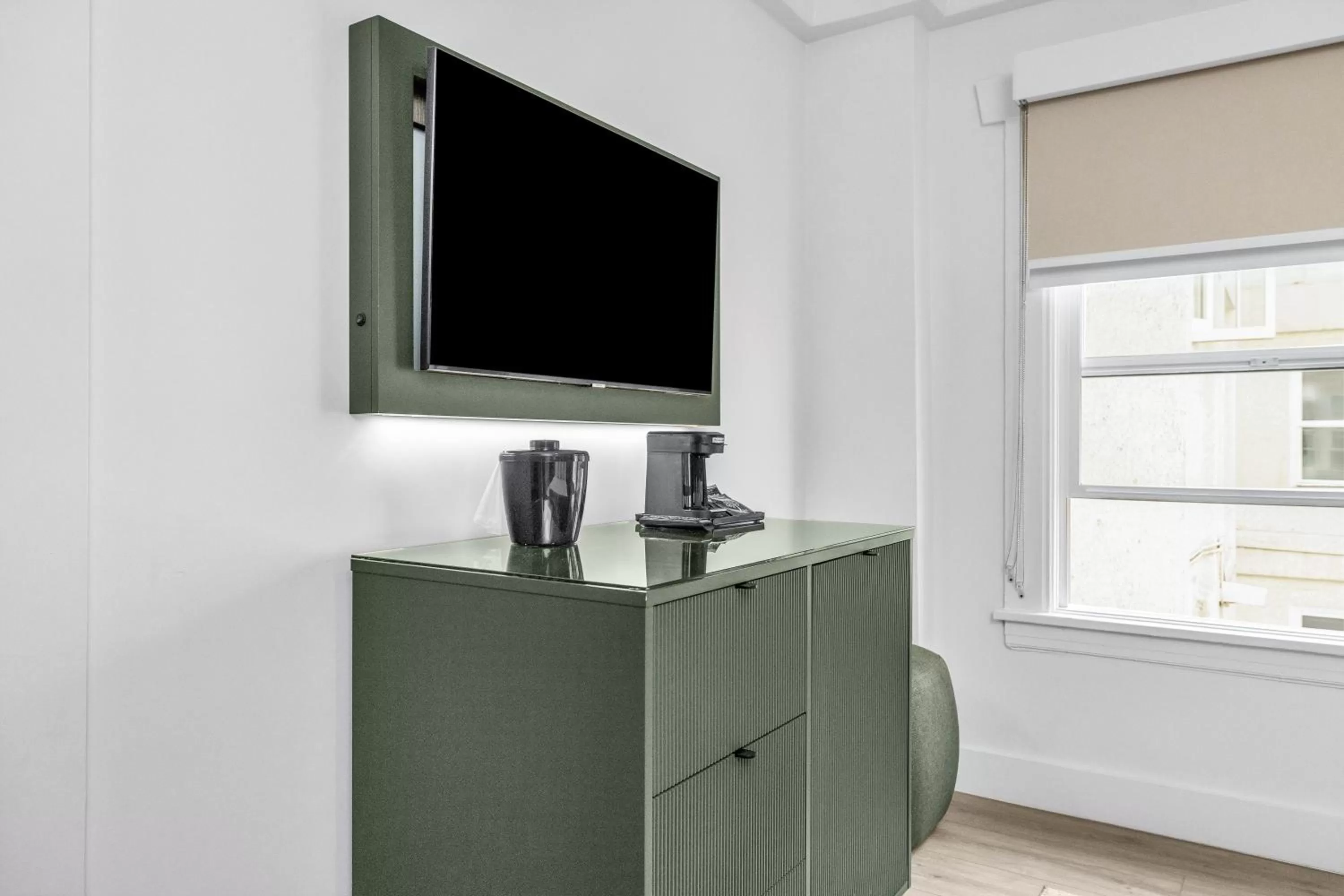 Coffee/tea facilities in Nob Hill Hotel