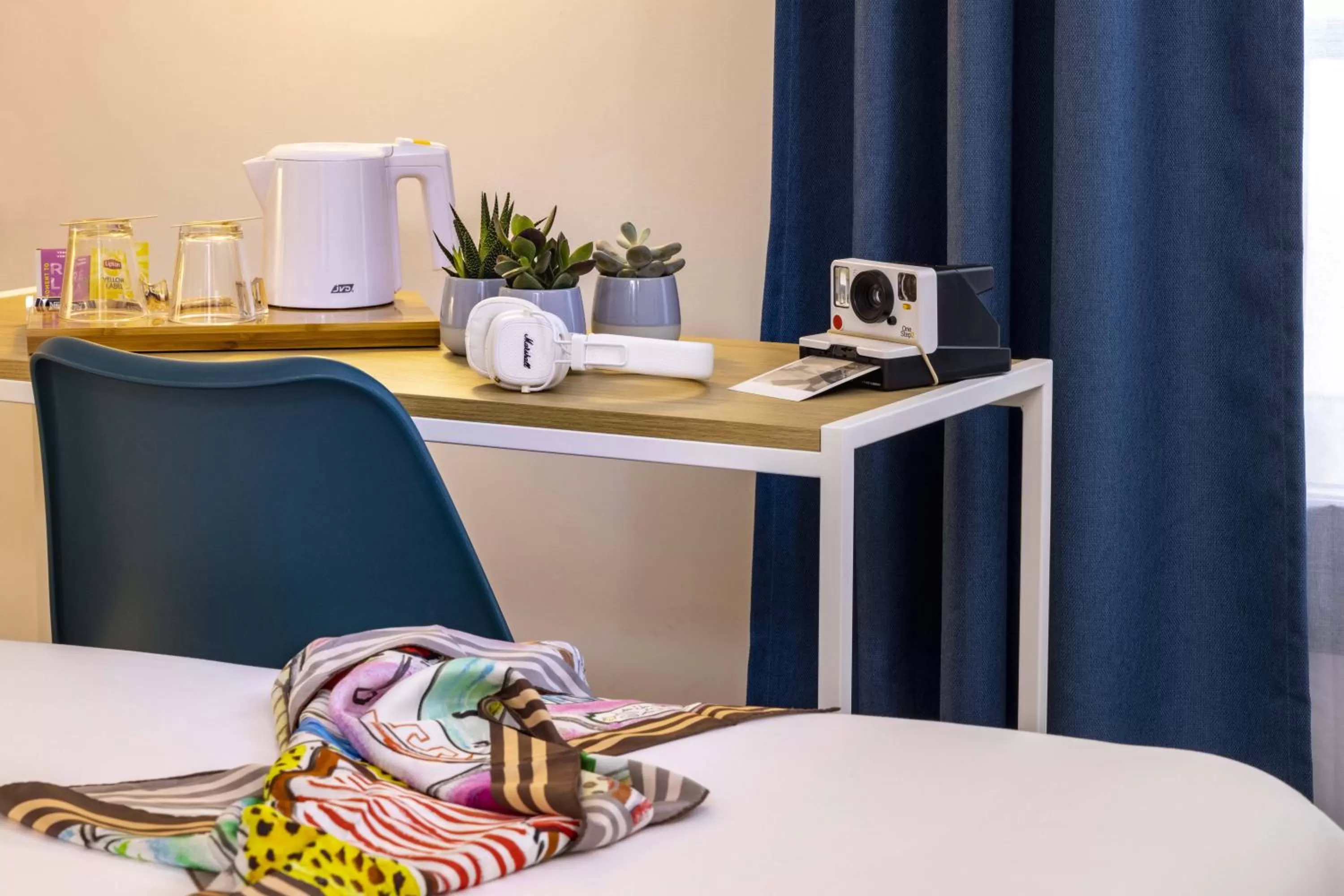 Coffee/tea facilities, Bed in Hotel Paris Louis Blanc