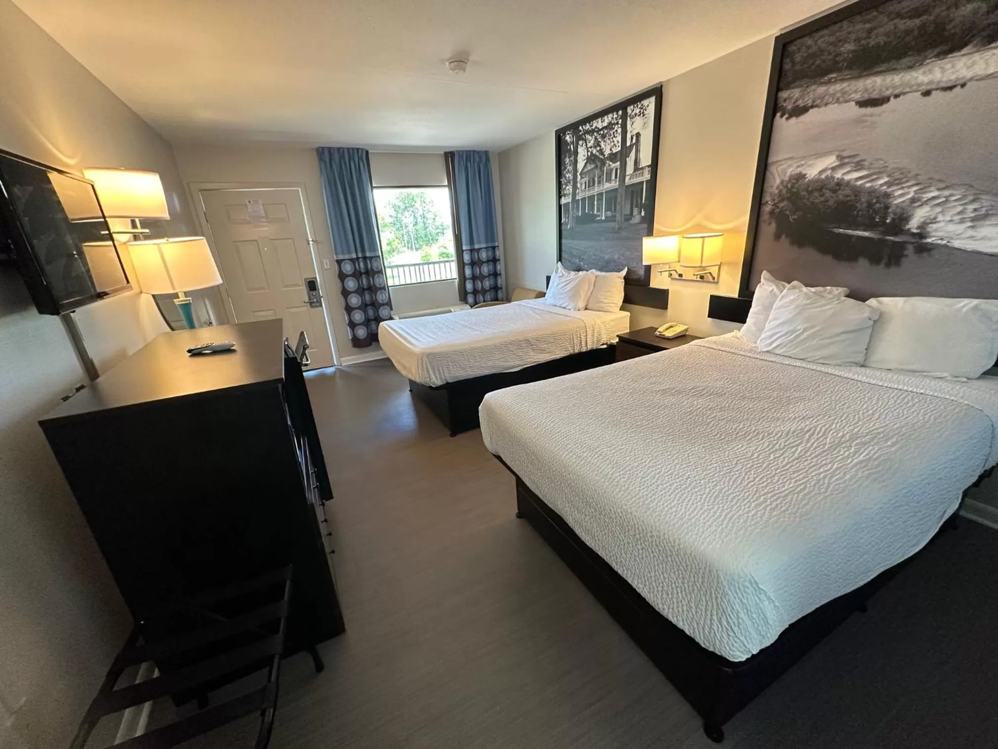 Photo of the whole room, Bed in Super 8 by Wyndham Ocean Springs Biloxi