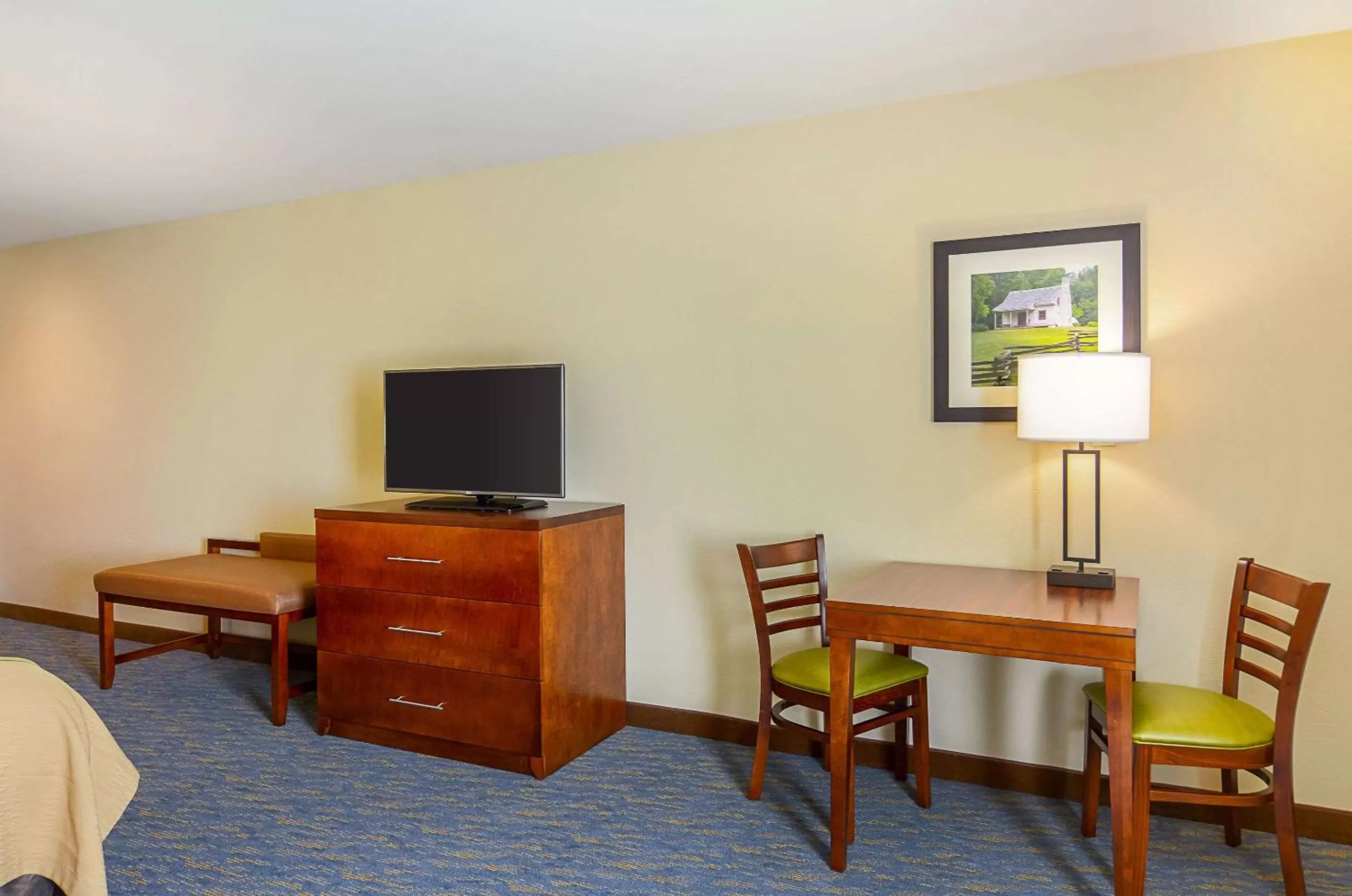 Photo of the whole room in Comfort Inn Woodstock Shenandoah