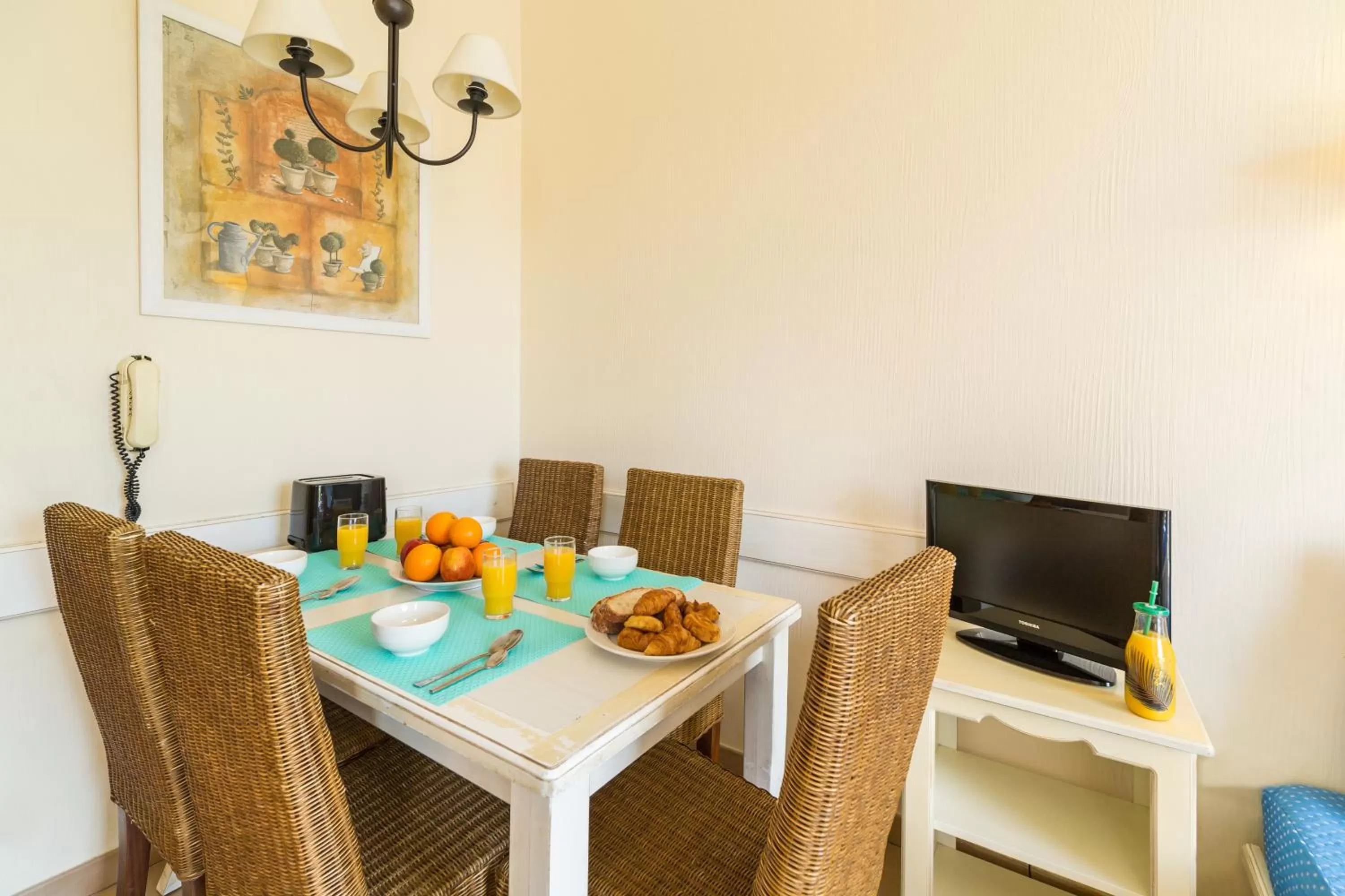 Communal lounge/ TV room in Résidence Pierre & Vacances Les Restanques du Golfe de Saint-Tropez