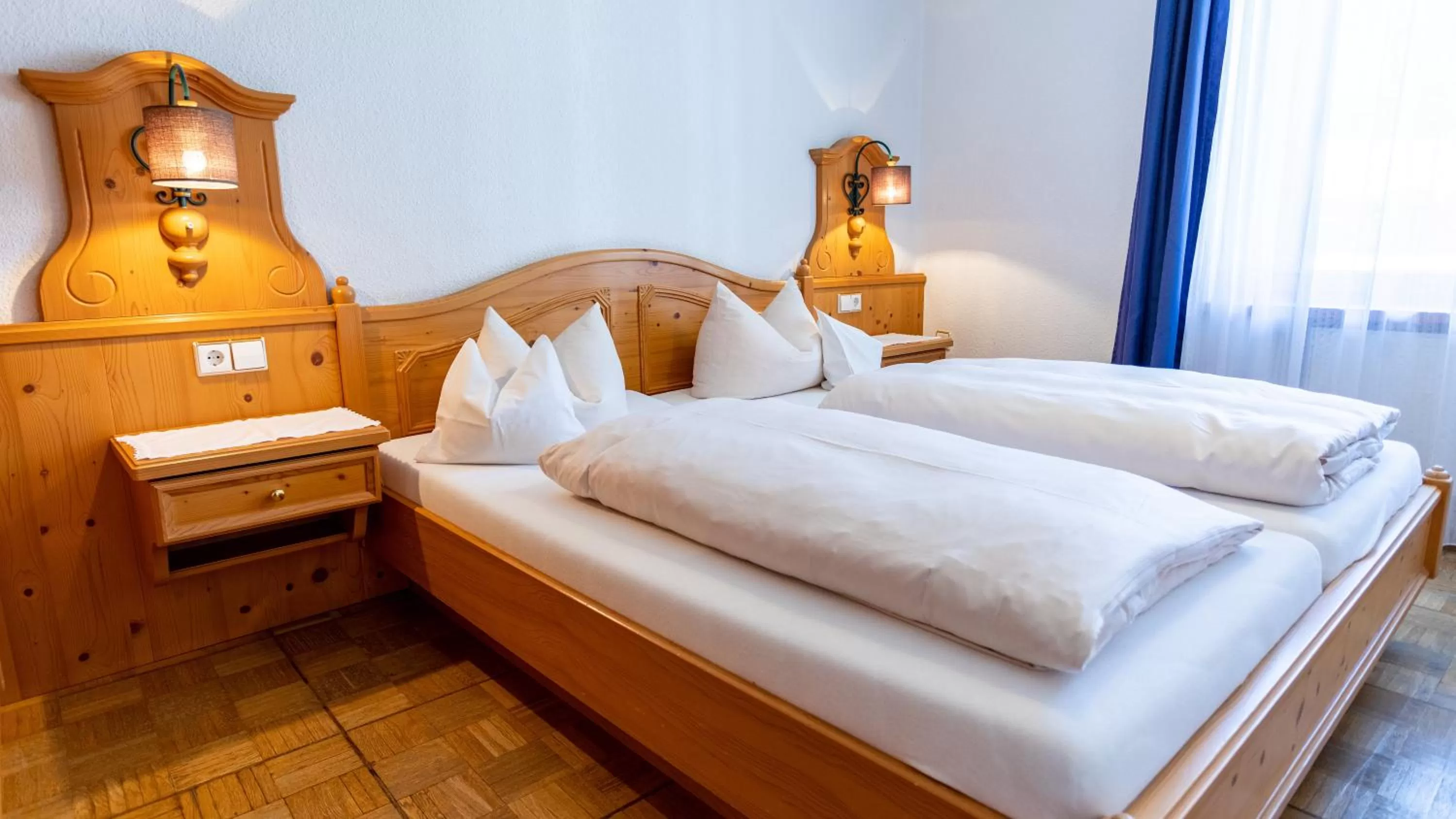 Photo of the whole room, Bed in Aktivhotel & Gasthof Schmelz Ihr familienfreundliches Urlaubs Hotel mit Wellness Almsauna ab Februar Chiemgau Karte