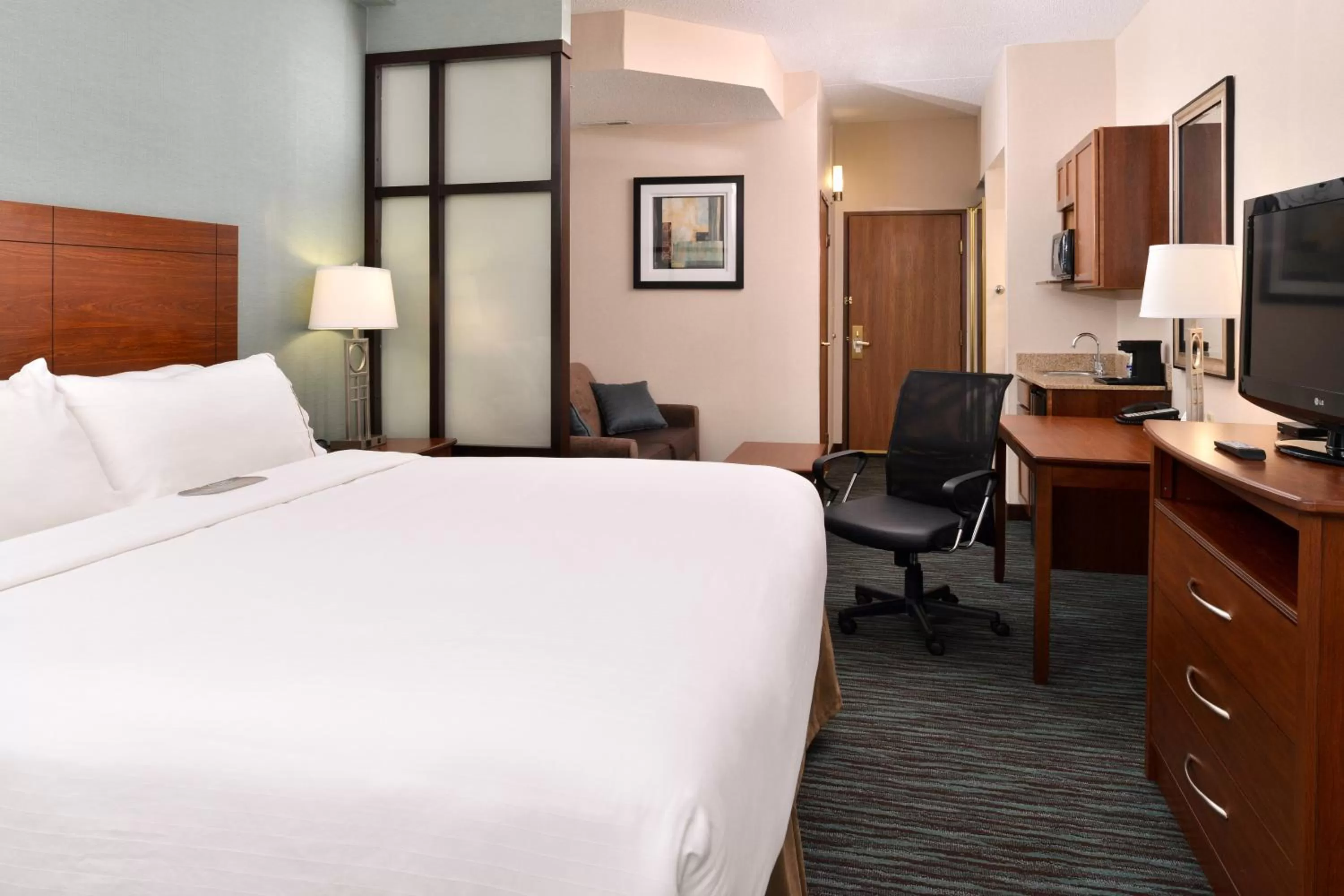 Photo of the whole room, Bed in Holiday Inn Express & Suites St Marys by IHG