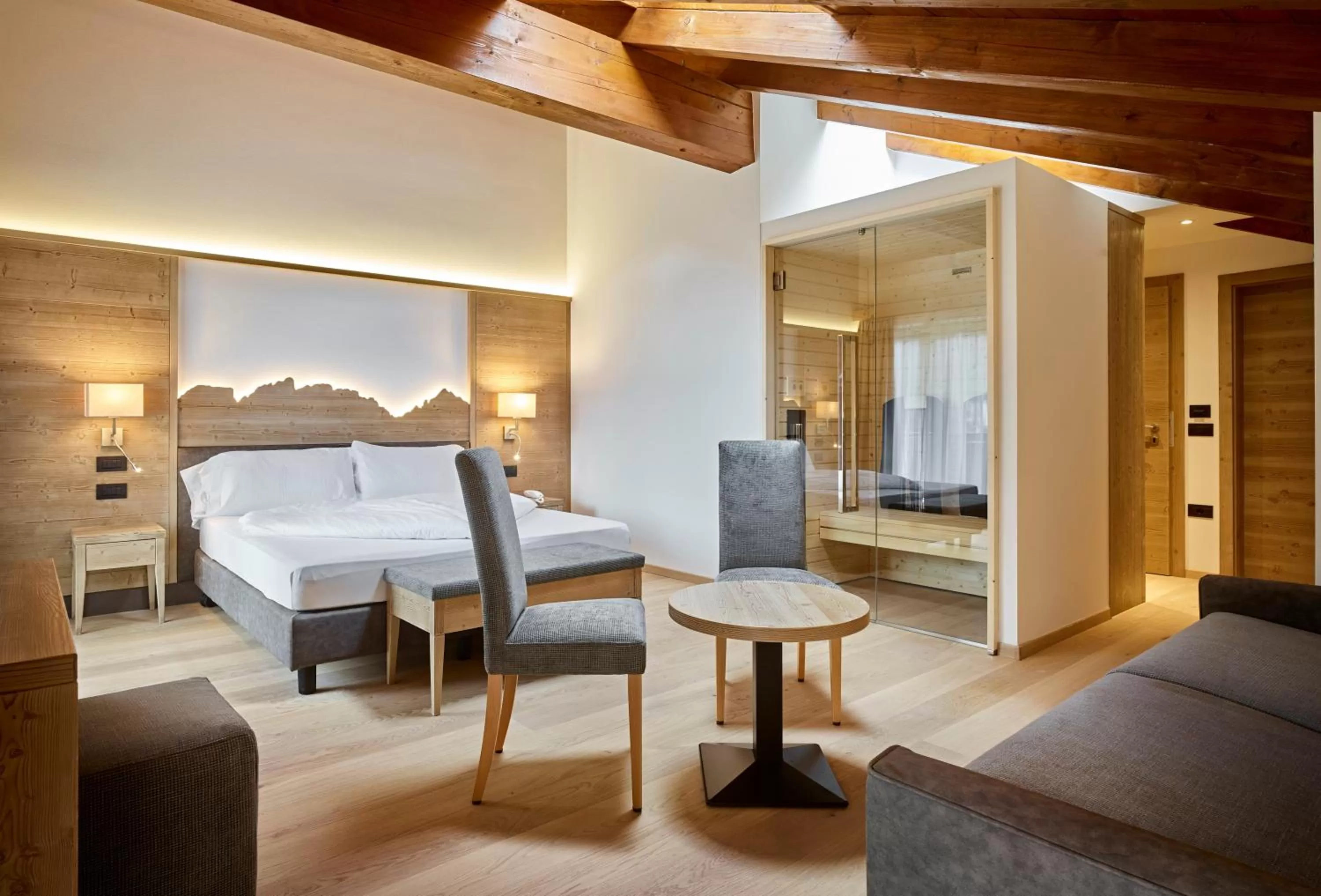 Photo of the whole room in Hotel Shandranj