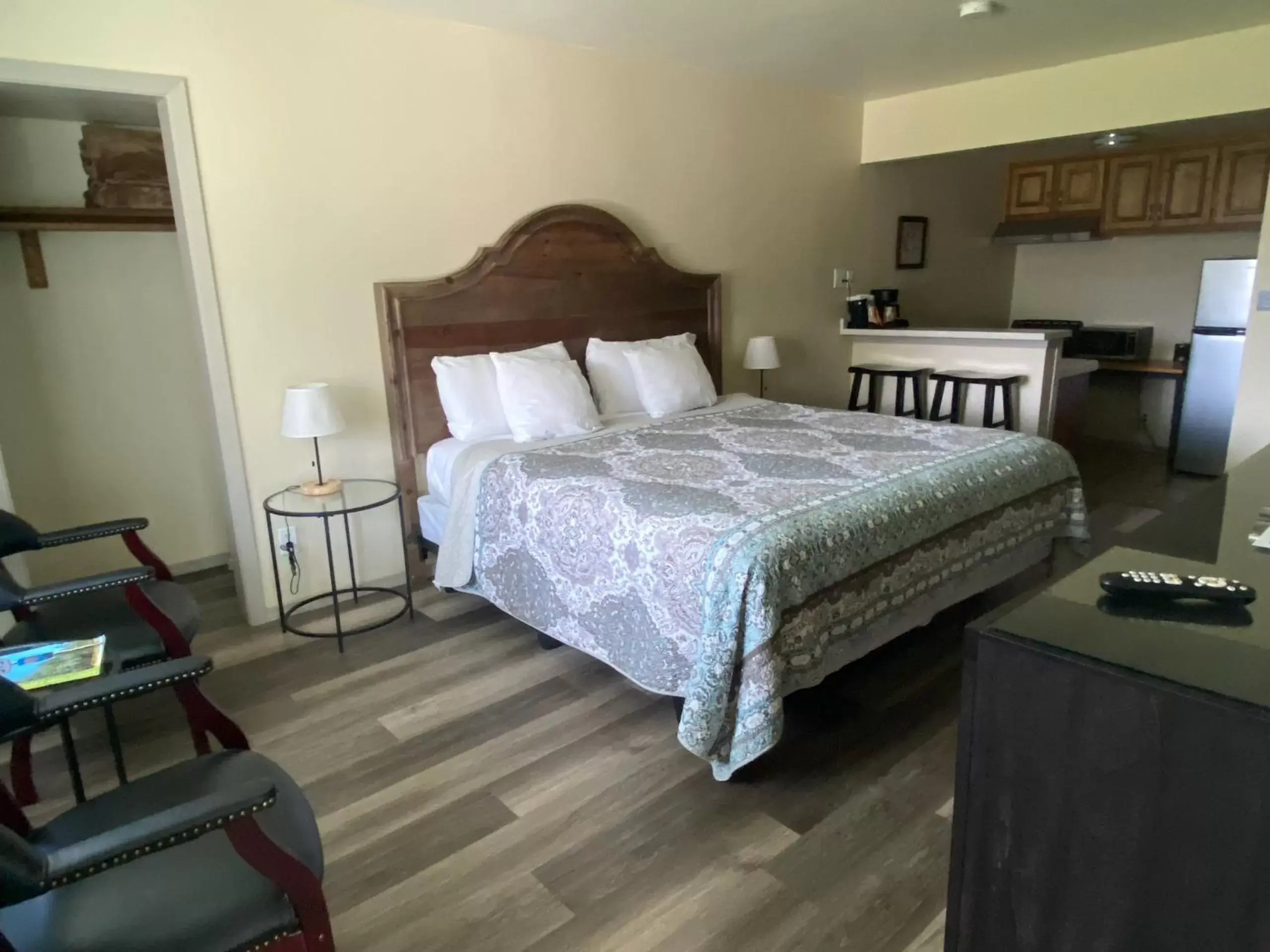 Deluxe Family Suite in Bishop Village Motel Deluxe Family Suite in Bishop Village Motel