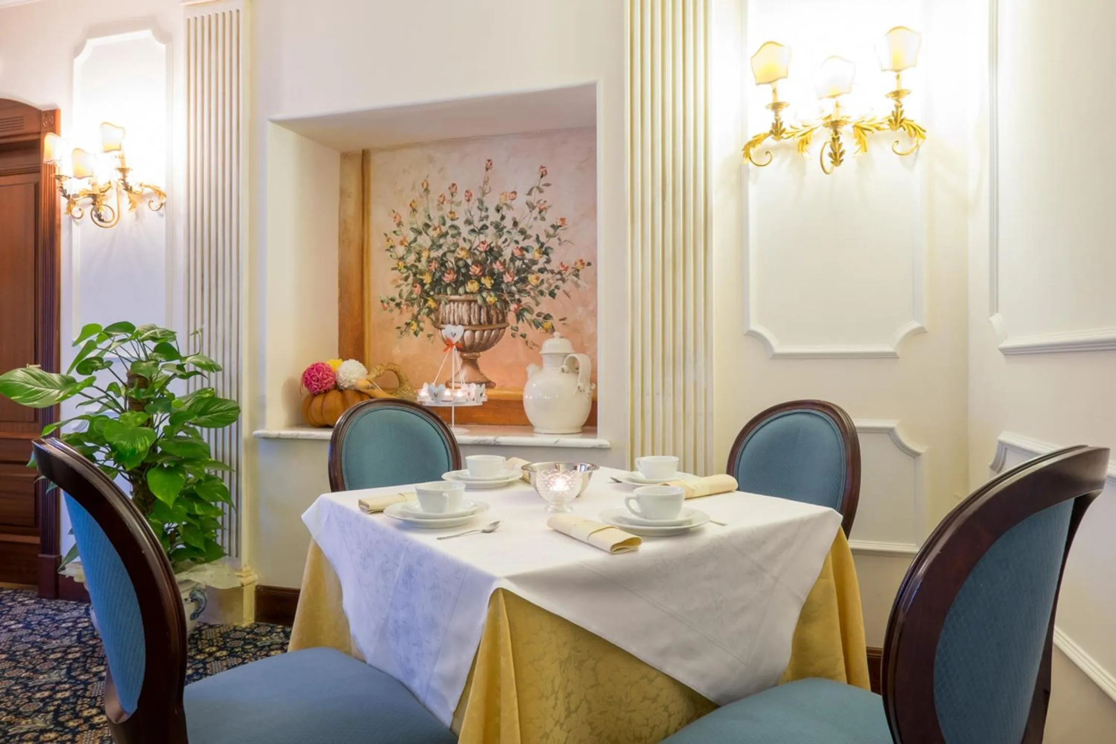 Restaurant/places to eat in Hotel Royal
