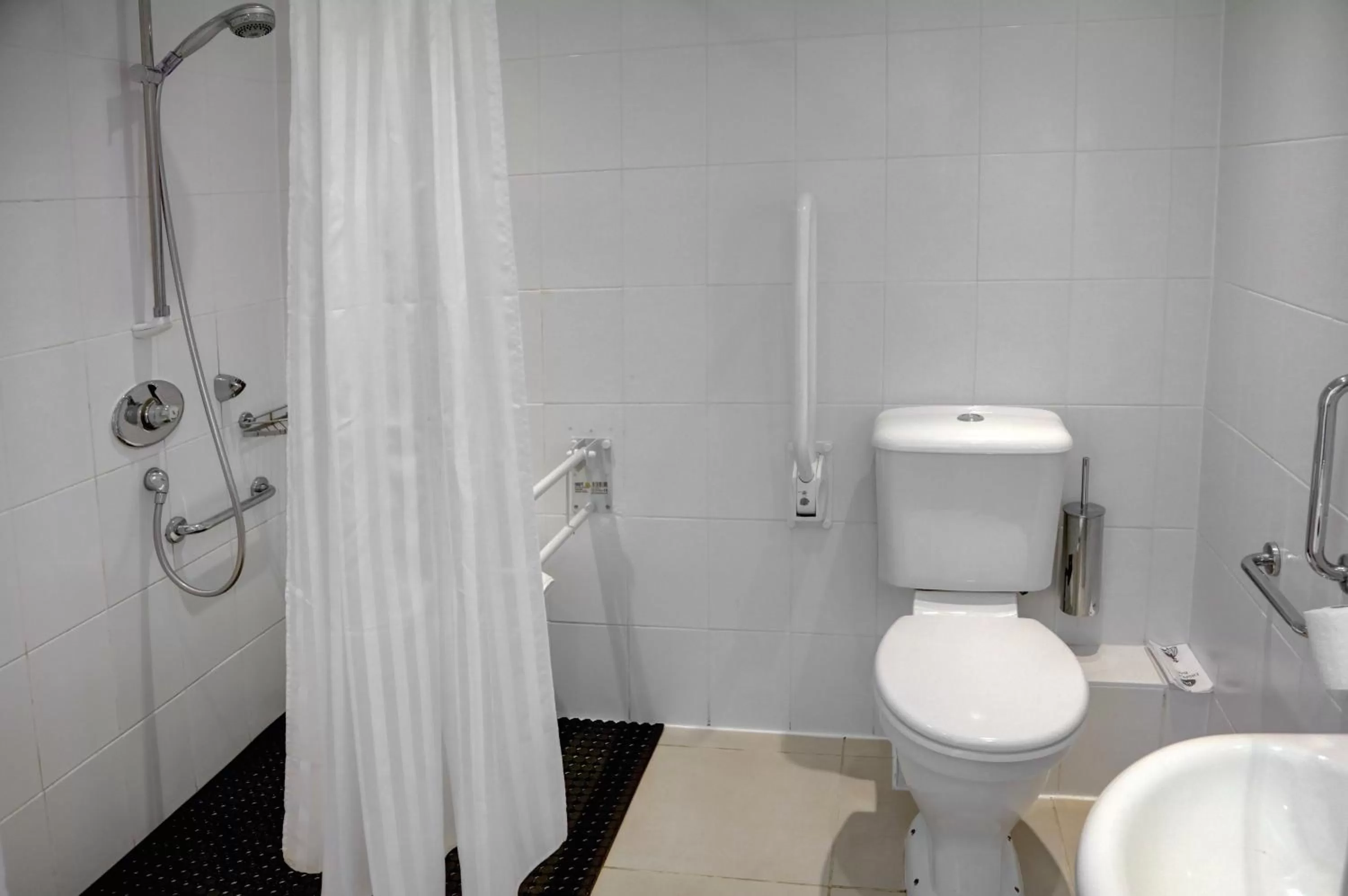 Bathroom in Norfolk Royale Hotel