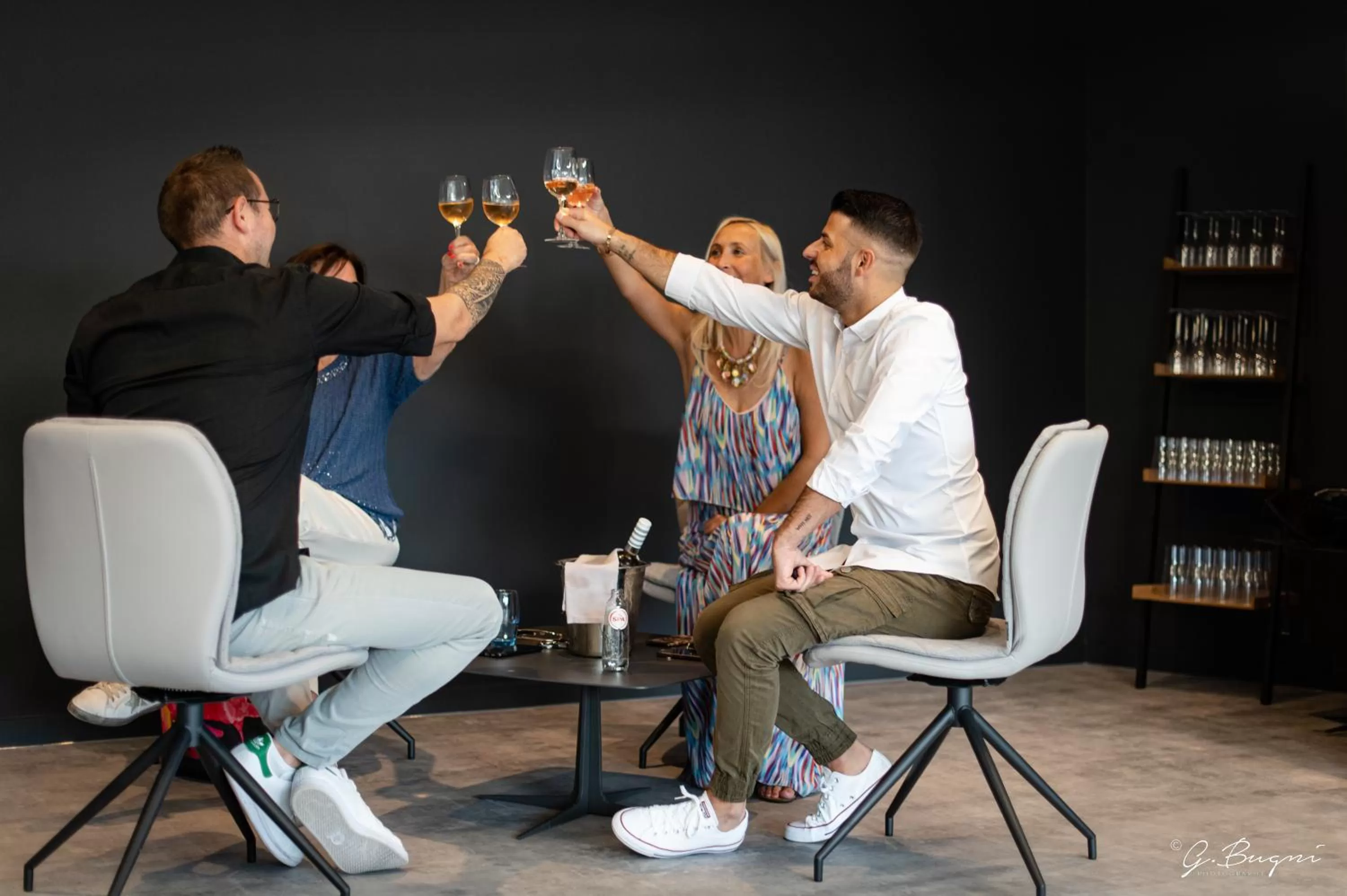 People in La Reine Hôtel & Restaurant