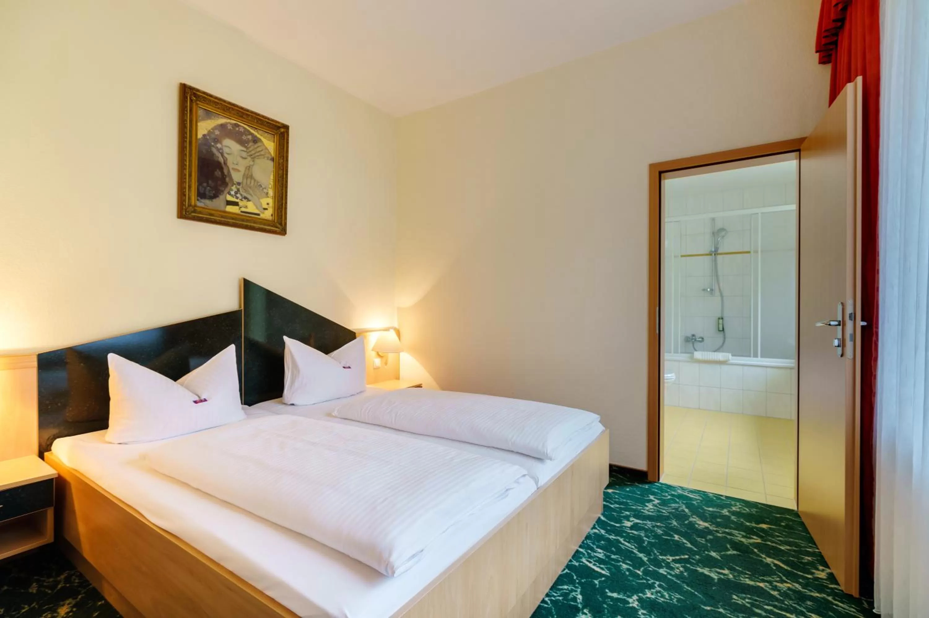 Shower, Bed in Waldhotel Vogtland