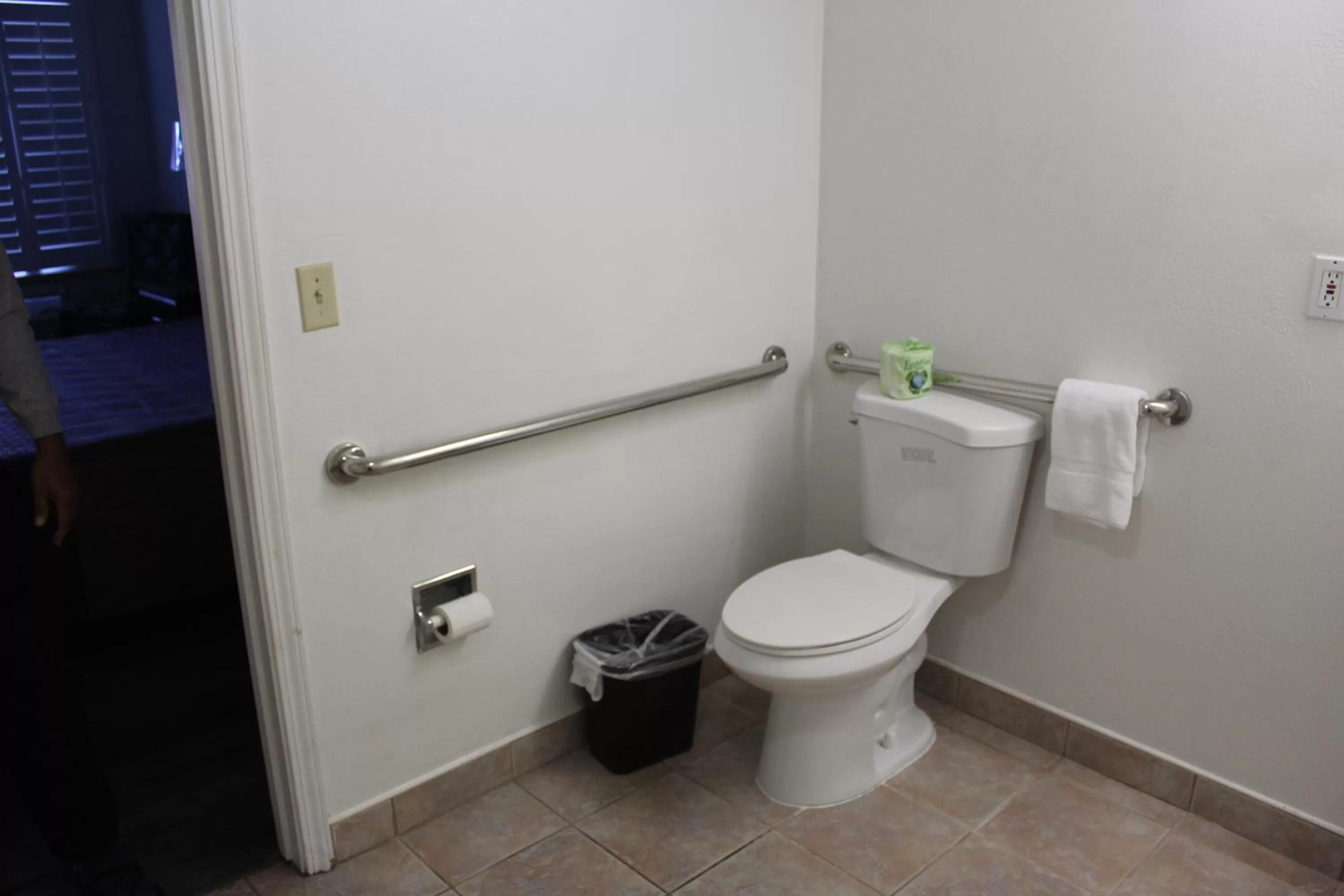 Toilet in Budget Inn Redwood City