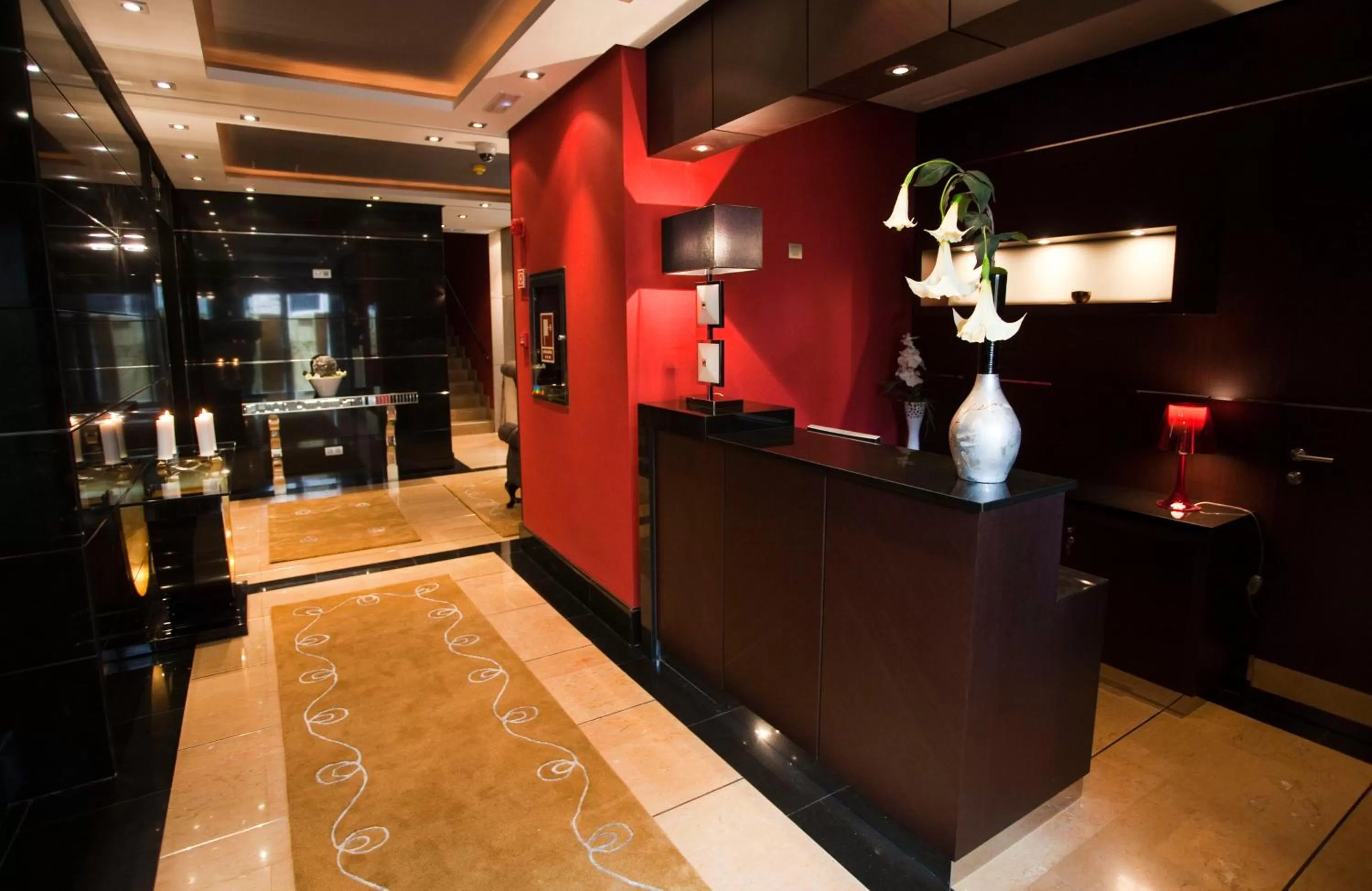 Lobby or reception in Nexus Valladolid Suites & Hotel
