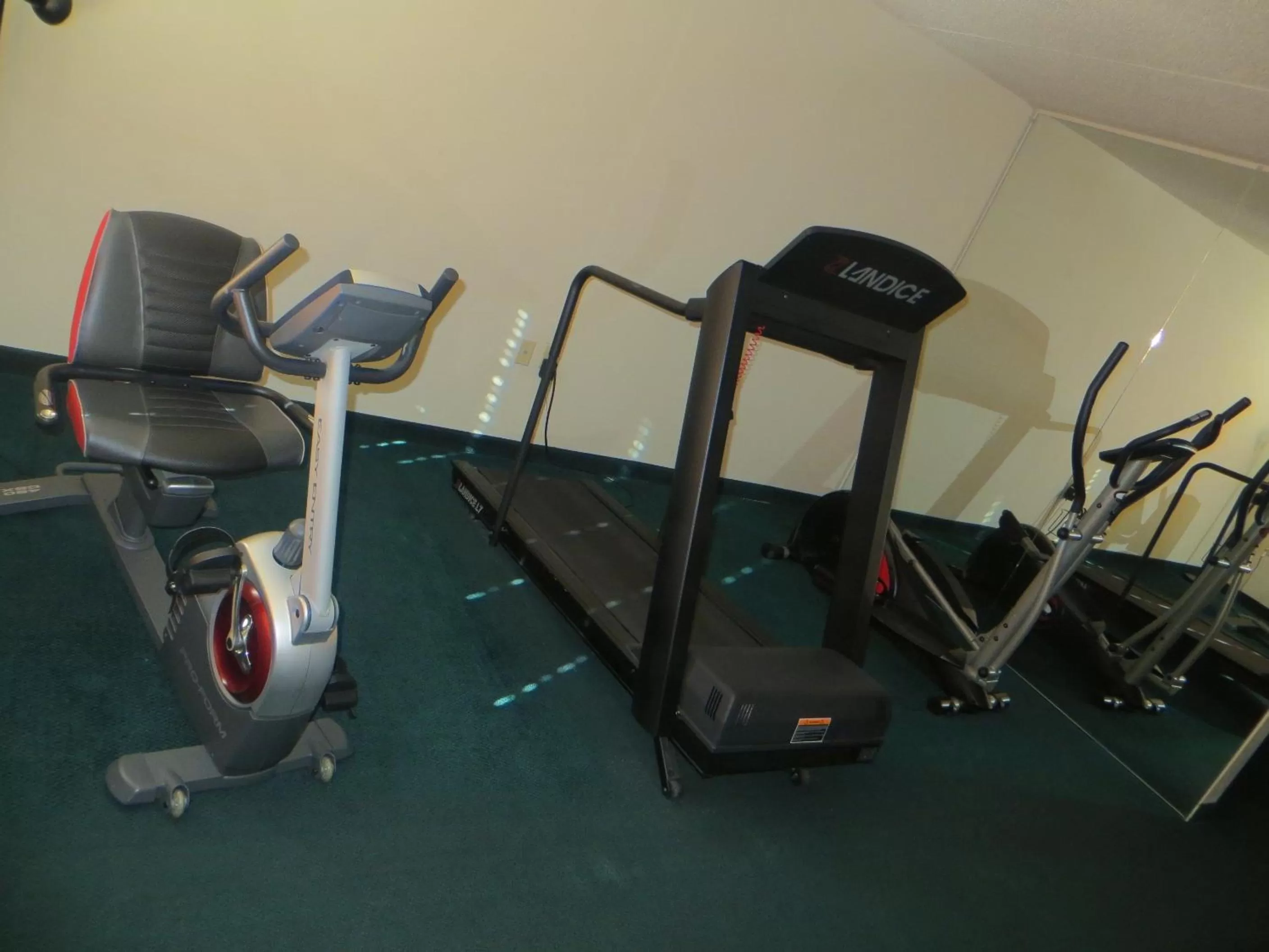 Fitness centre/facilities in AmericInn by Wyndham Manitowoc