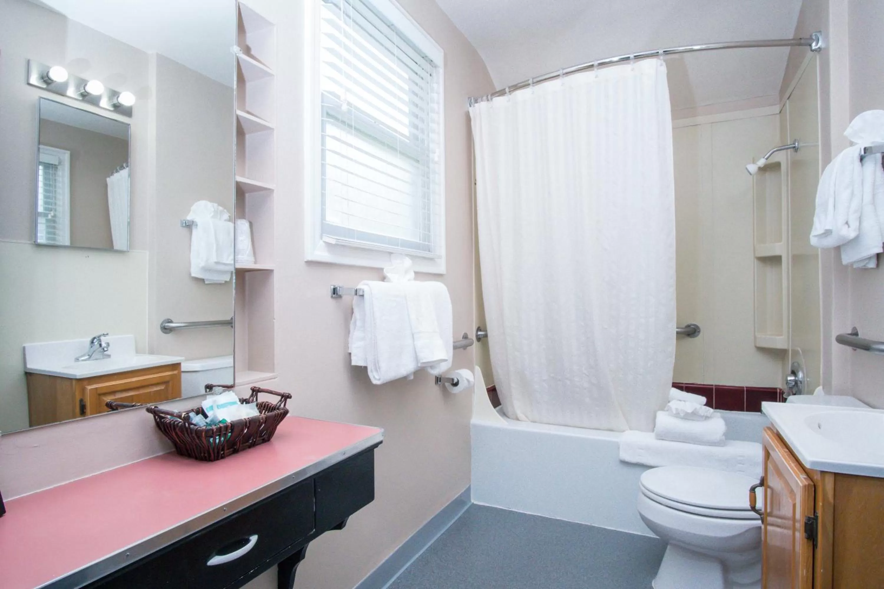 Bathroom in Ecola Creek Lodge
