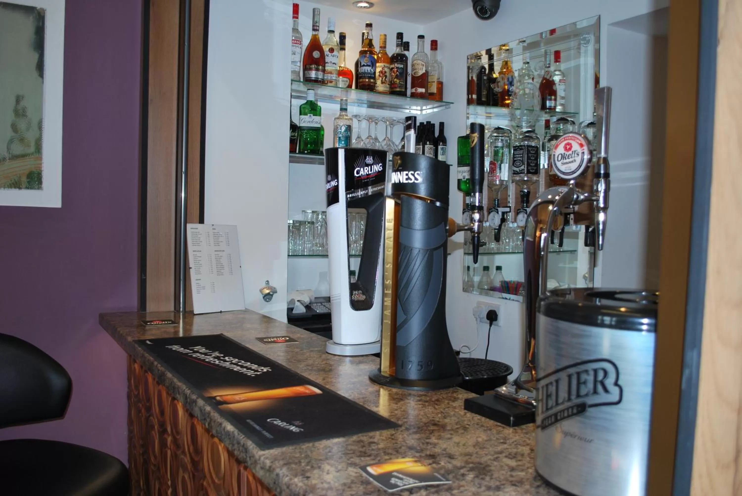 Lounge or bar, Kitchen/Kitchenette in Ellan Vannin Hotel