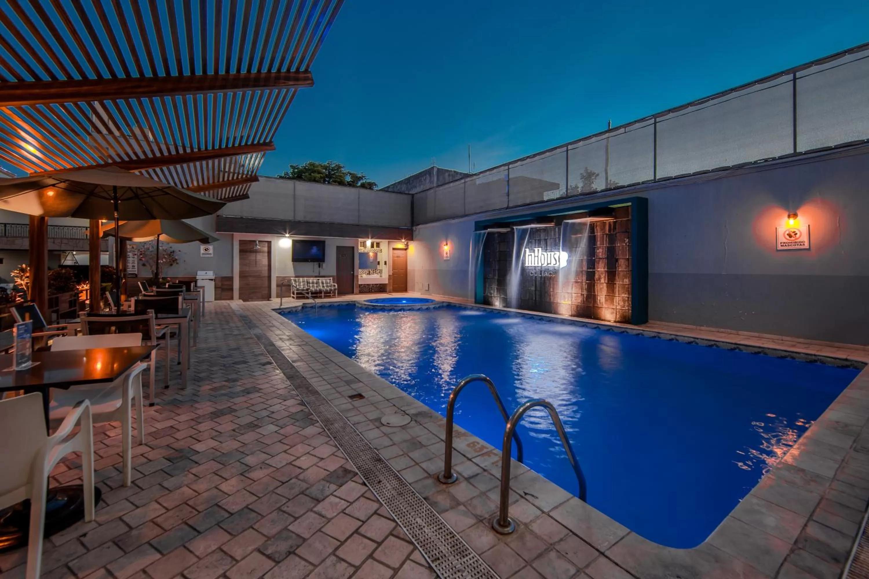 Swimming pool in InHouse Hotel Culiacán