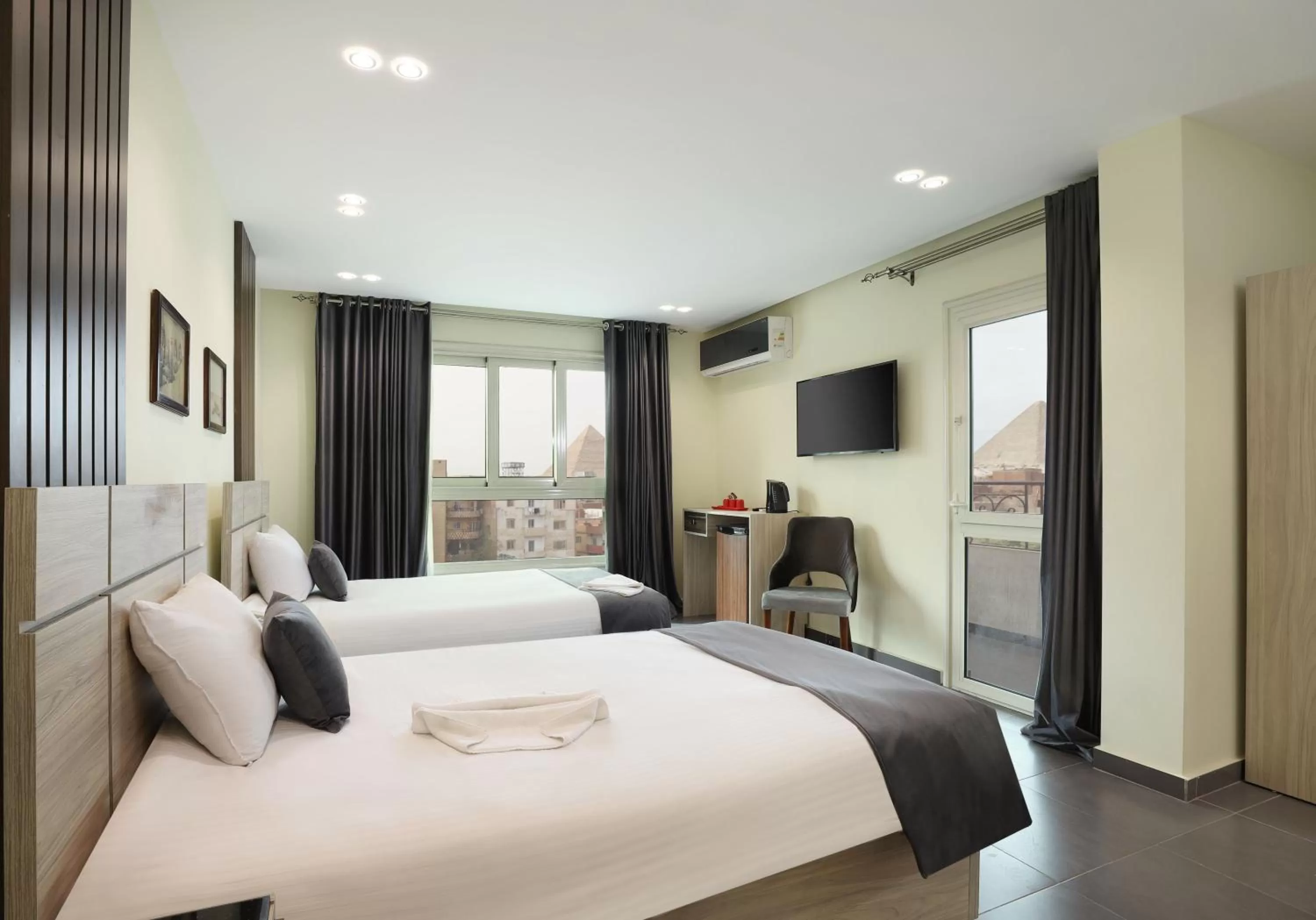 Bed in Brothers Pyramids View Hotel