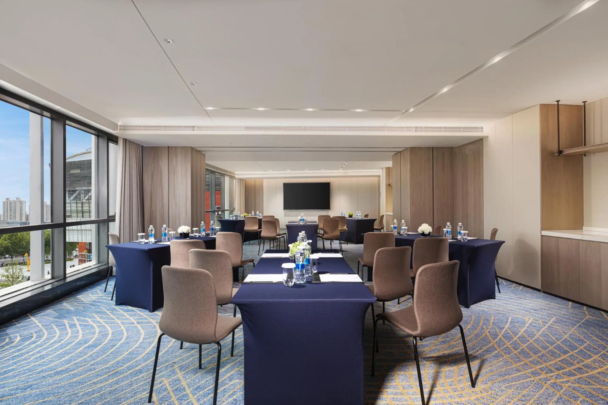 Meeting/conference room in HUALUXE Shanghai Changfeng Park - Park Lake View