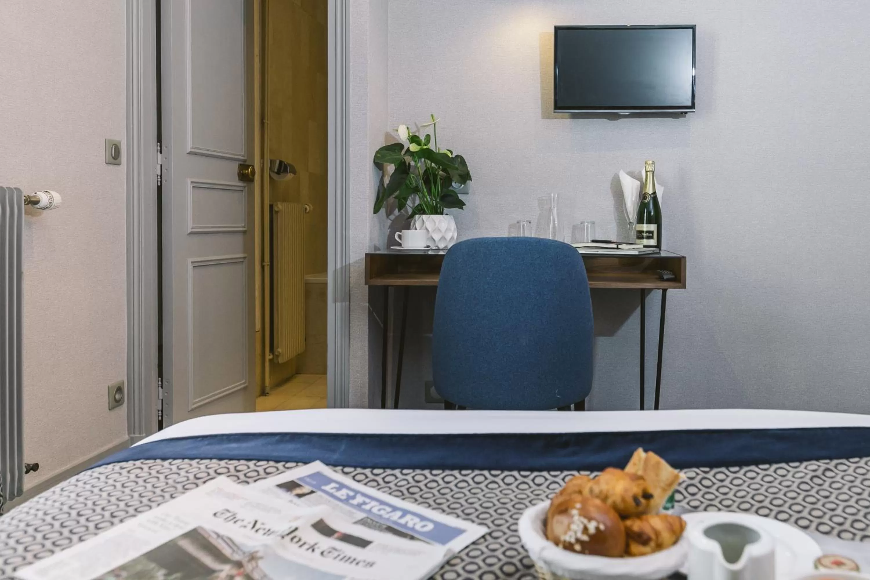 Photo of the whole room, Bed in Hotel Saint Christophe