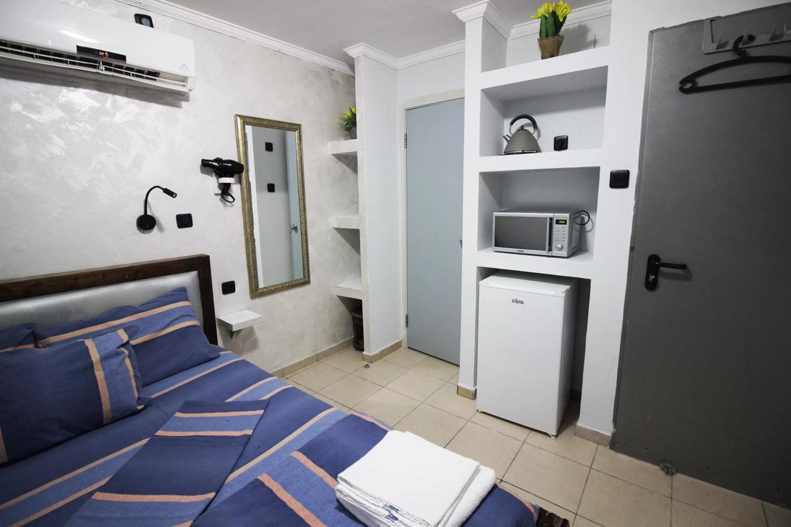 Living room, Bed in Sunset Inn