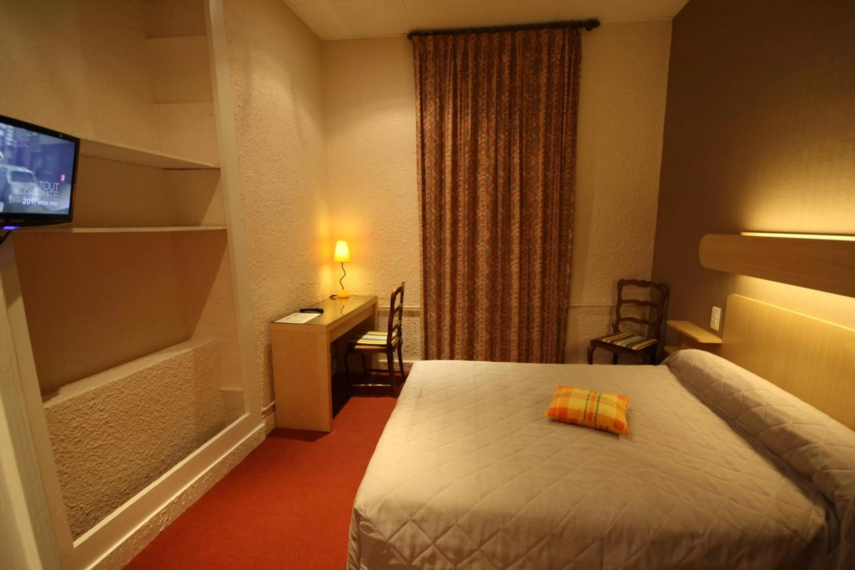 Photo of the whole room, Bed in Logis Hotel L'ange Couronne