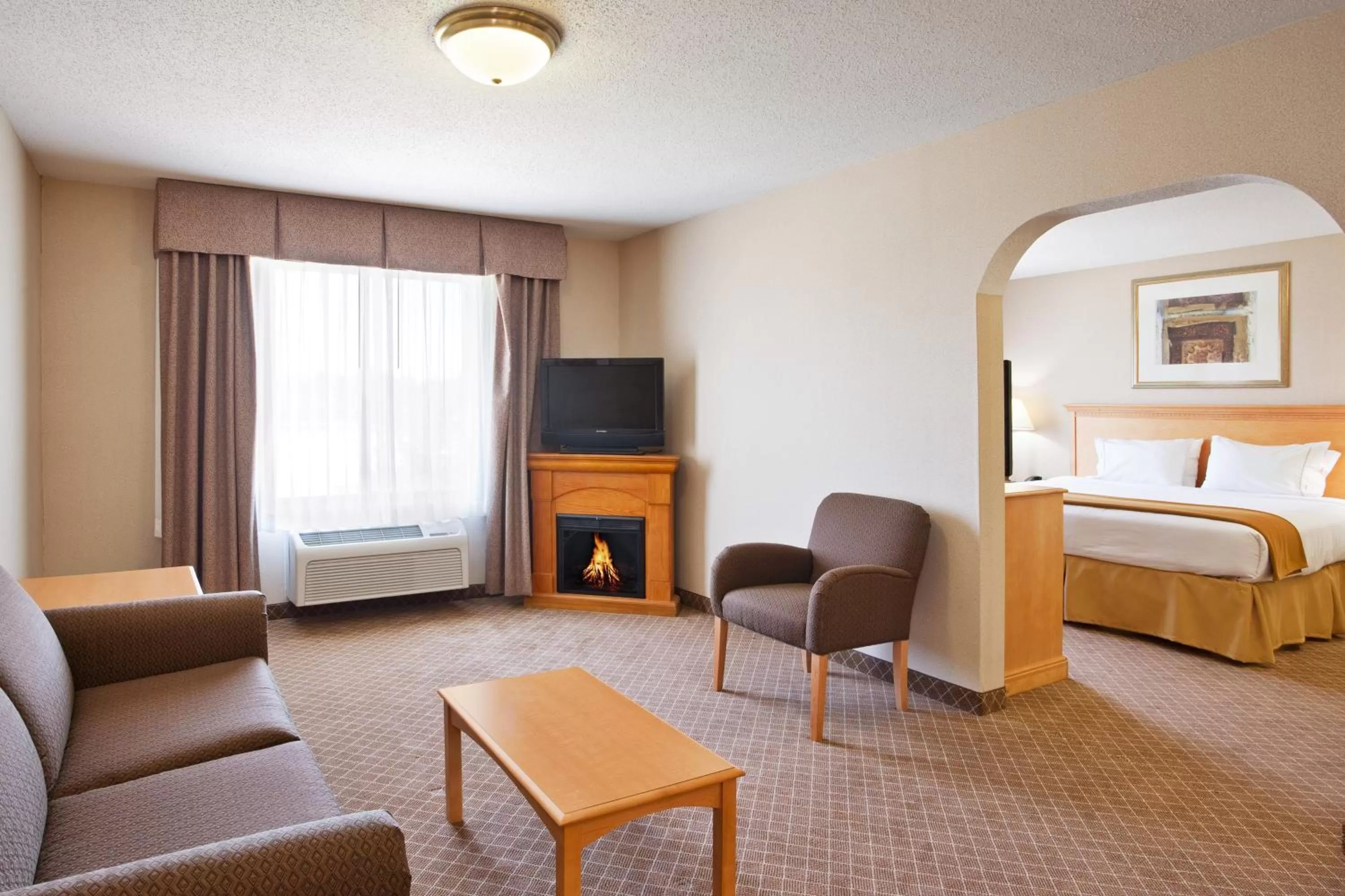 Photo of the whole room, Bed in Holiday Inn Express Hotel & Suites Chesterfield - Selfridge Area by IHG