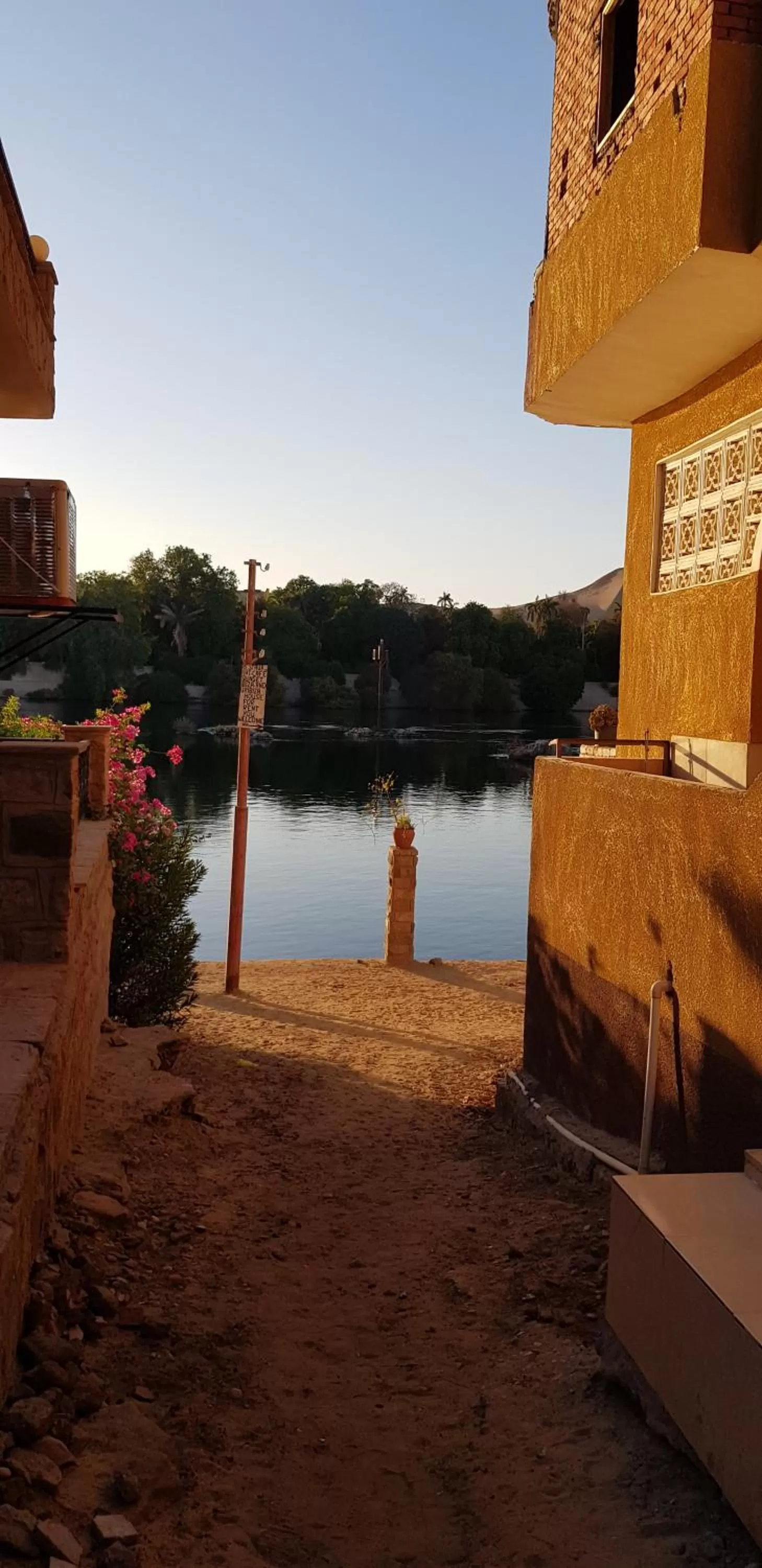Facade/entrance in Taharka Nubian House