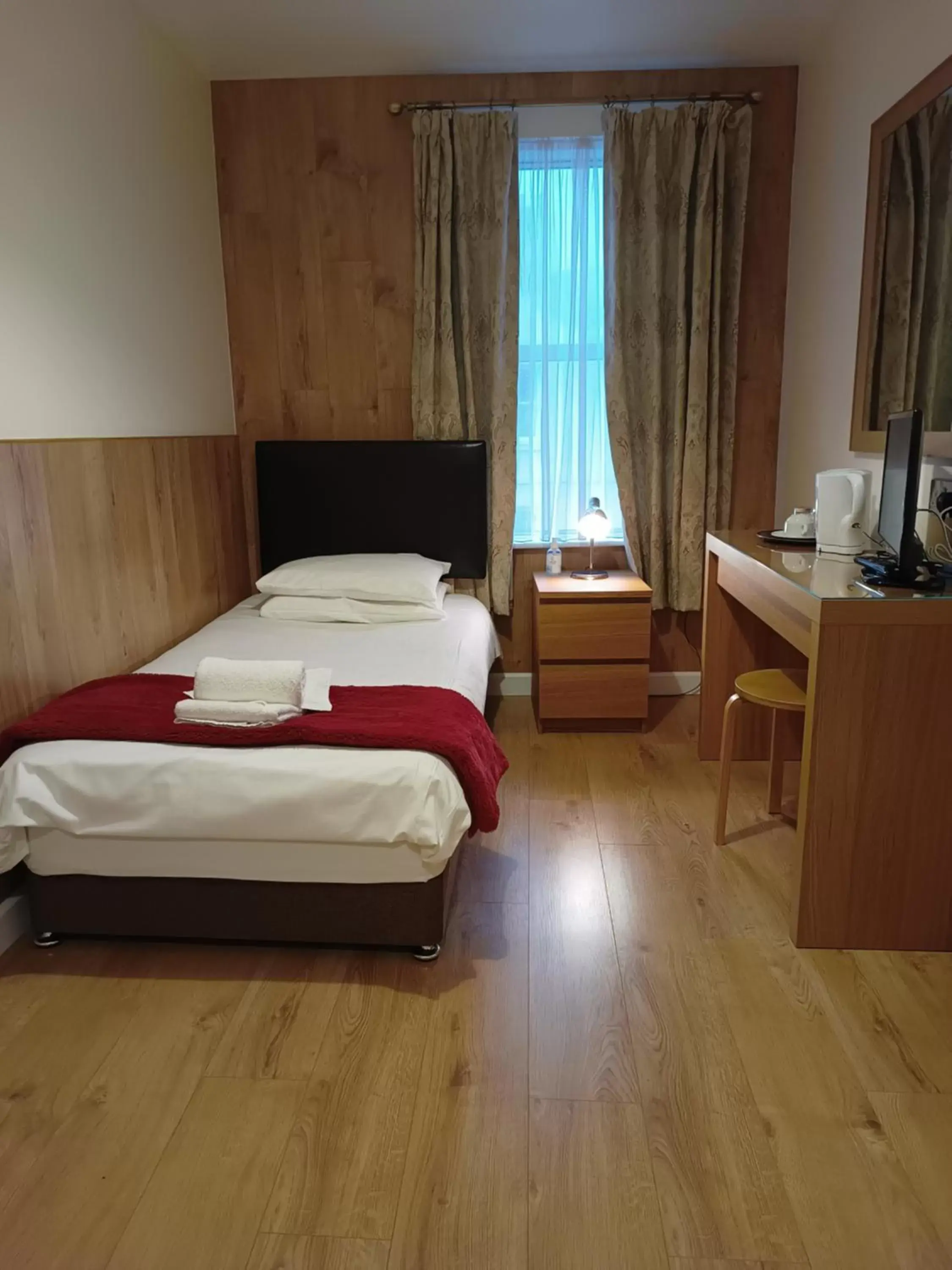 Single Room with Shared Bathroom in Westgate Hotel Single Room with Shared Bathroom in Westgate Hotel