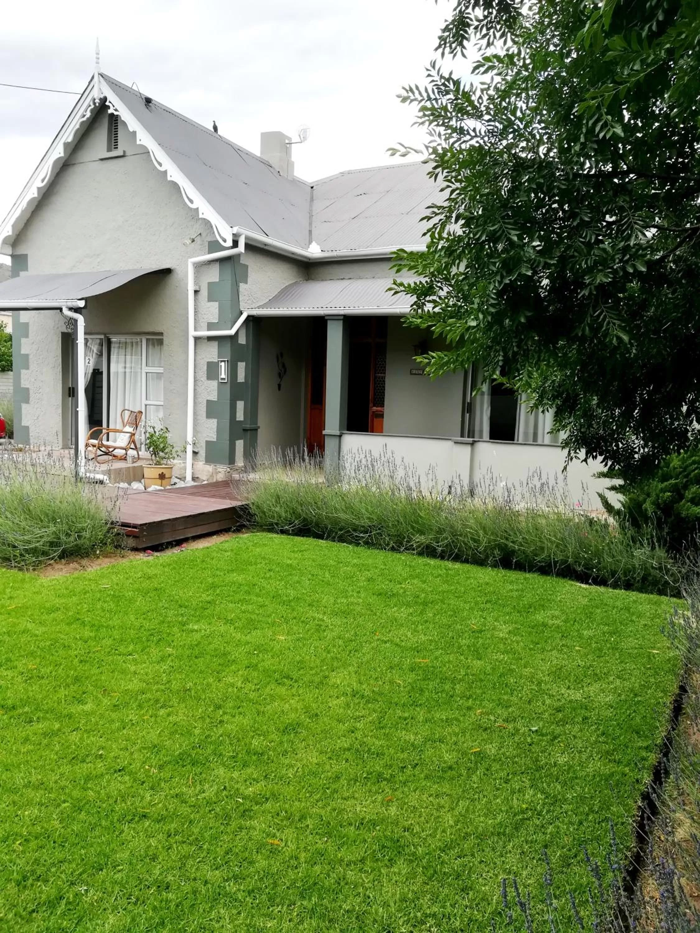 Facade/entrance in Tranquil House B&B @ 1 College Ave