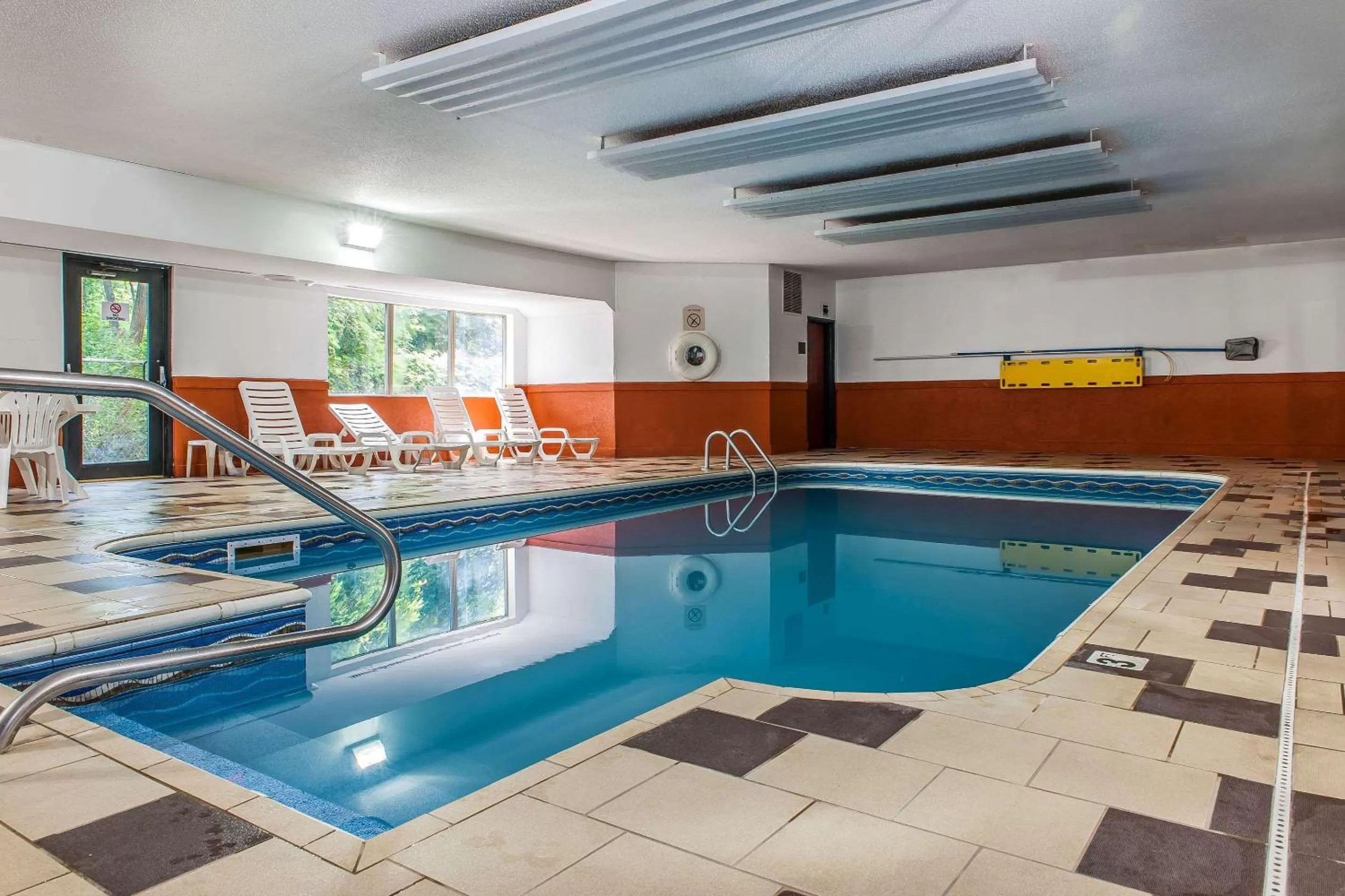 Swimming pool in Comfort Inn Pickerington - Columbus East