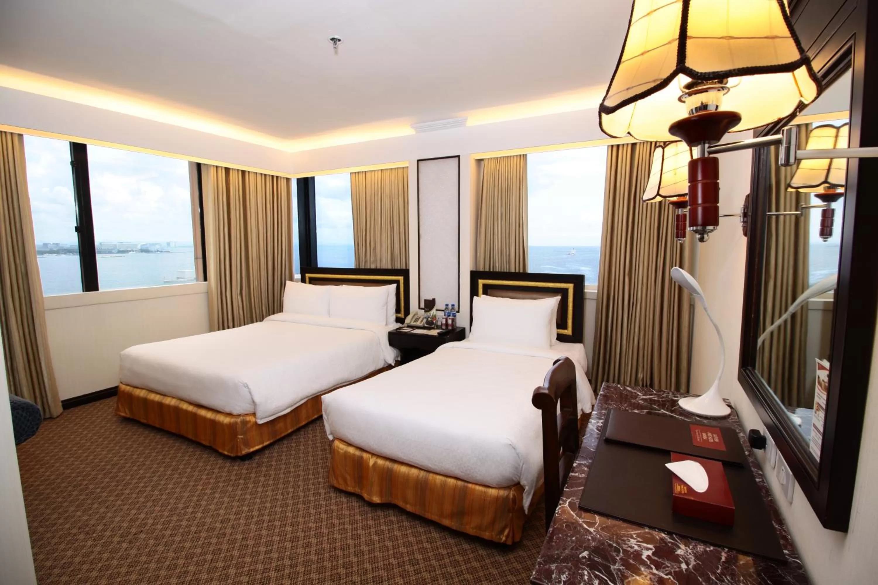 Photo of the whole room, Bed in Bayview Park Hotel Manila