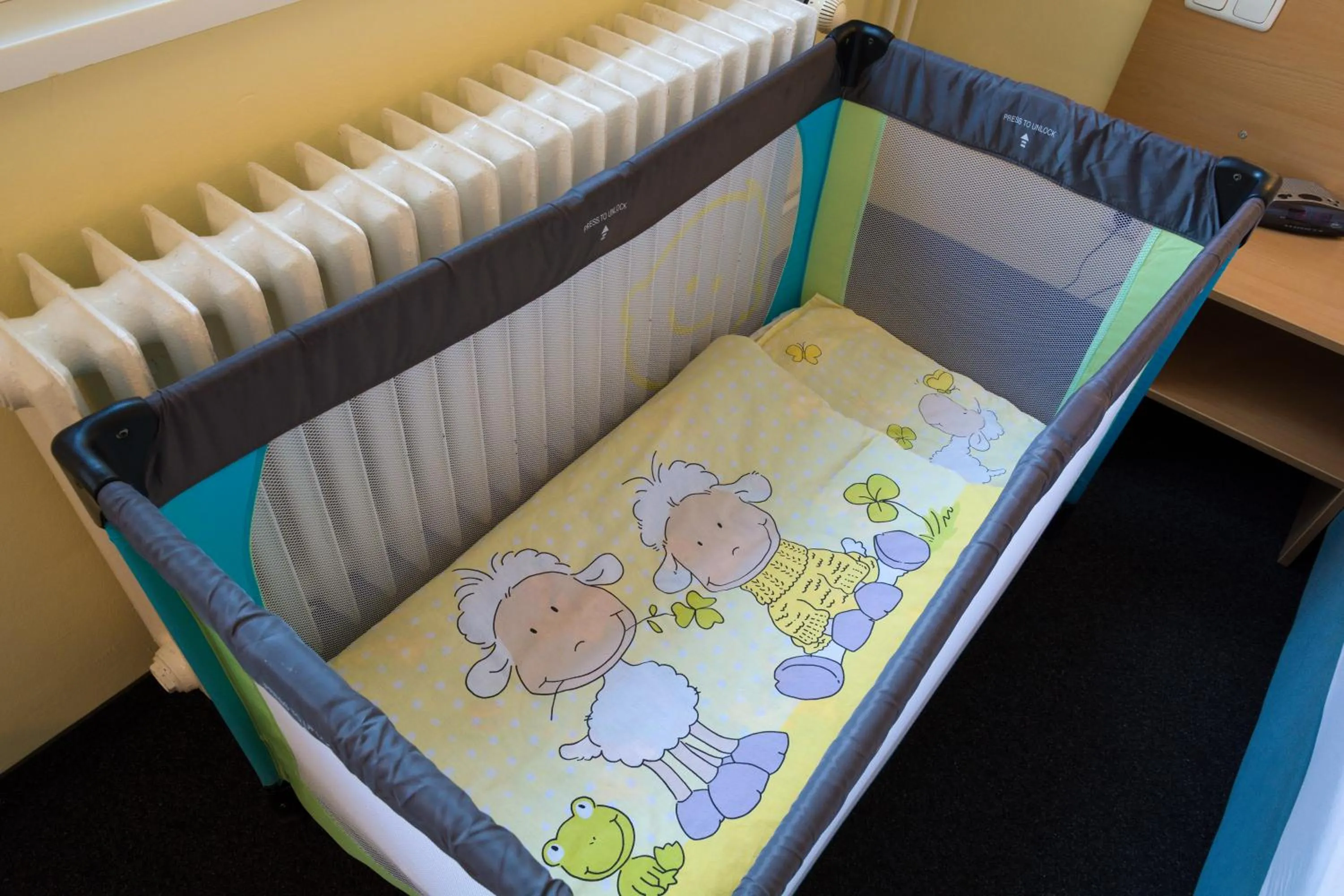 cot, Bed in Familienhotel Citylight