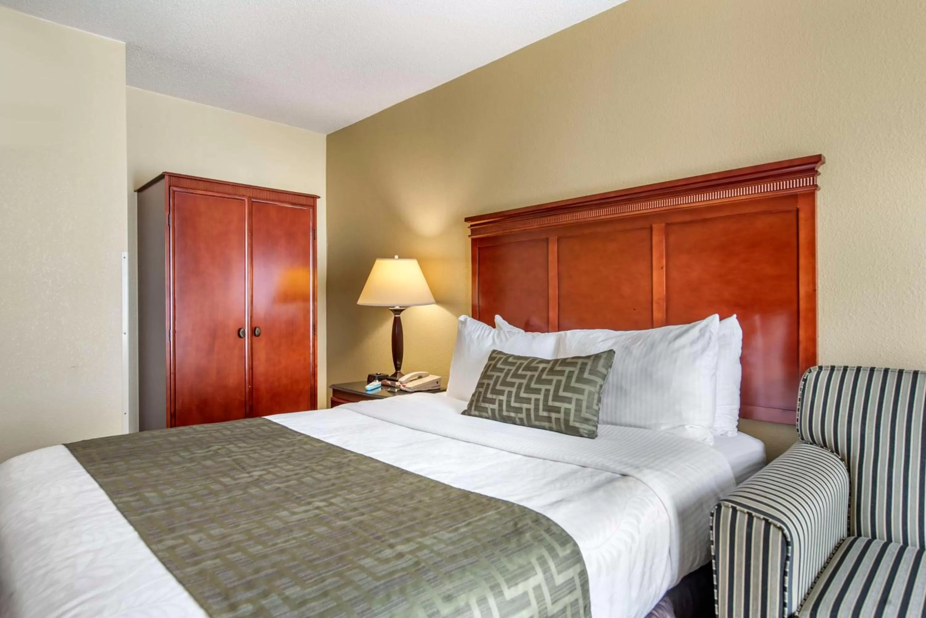 Queen Room with Mobility Accessible Roll-In Shower in Best Western Plus Bridgeport Inn
