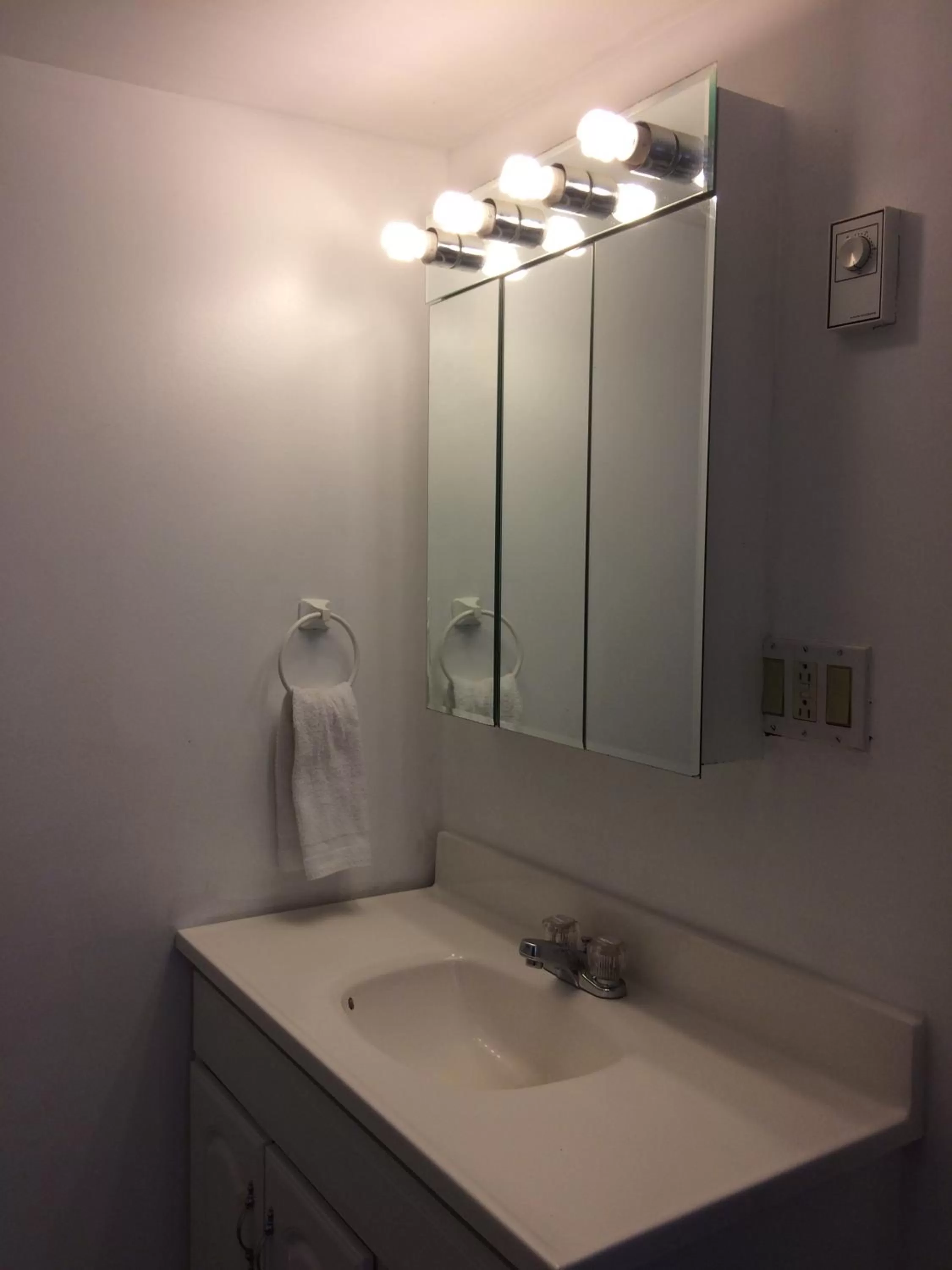 Bathroom in Perry's Motel and Cottages