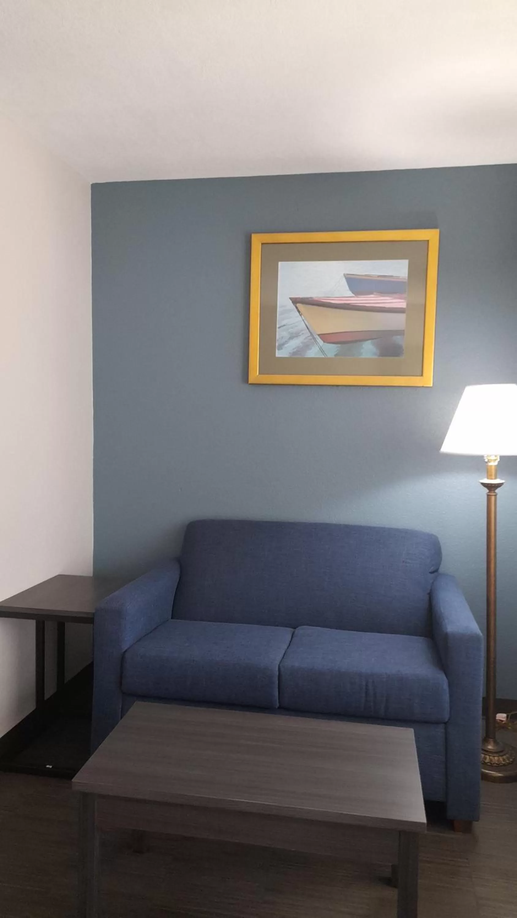 Seating area in Super 8 Motel by Wyndham near Fort Lauderdale Arpt